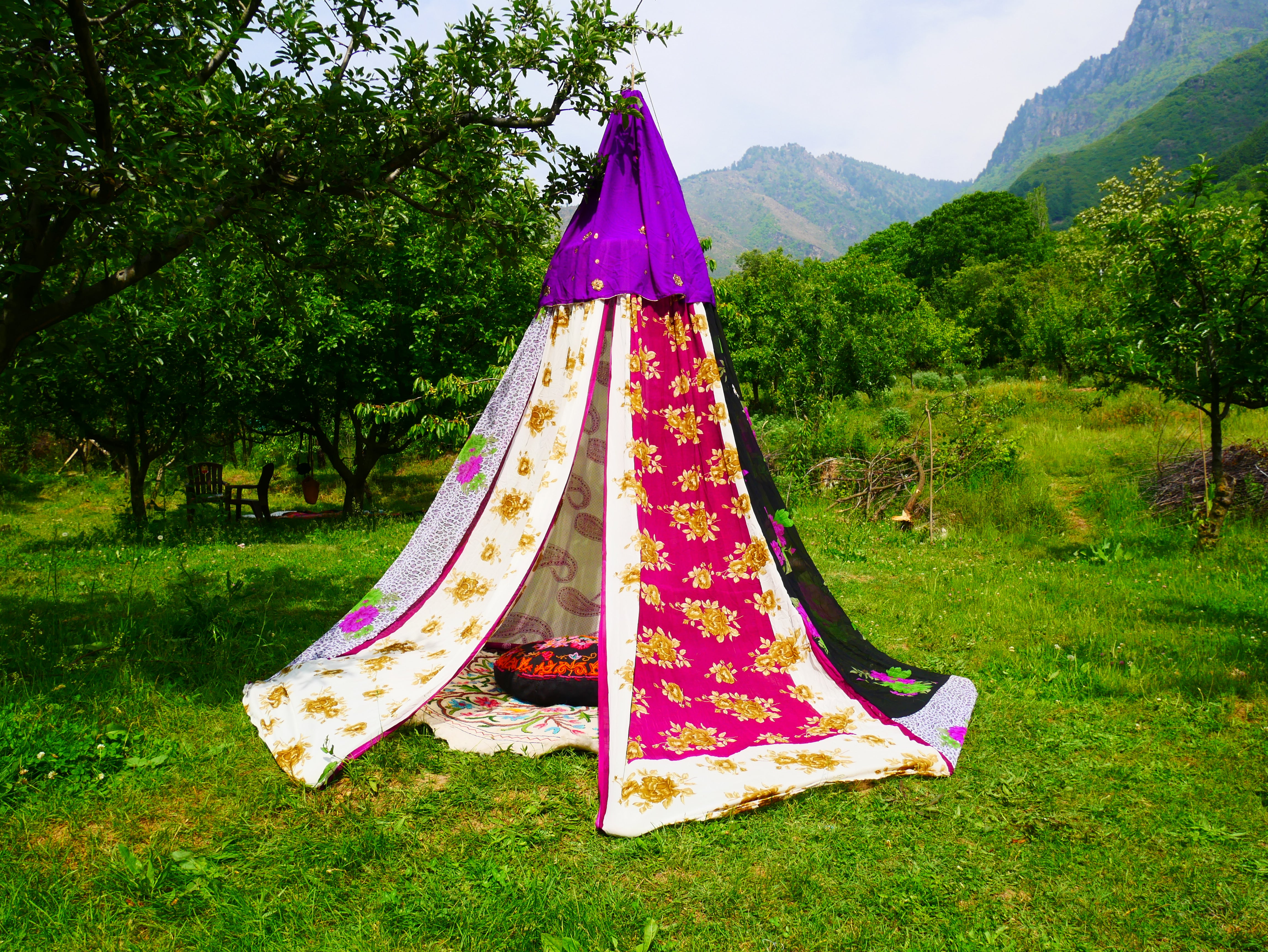 Boho Baldachin - Saree Zelt - Betthimmel | böhmische Hochzeitskulisse – Hippie-Dekor – Sitzbereich auf dem Boden | Meditationsraum - Shanti-Baldachin