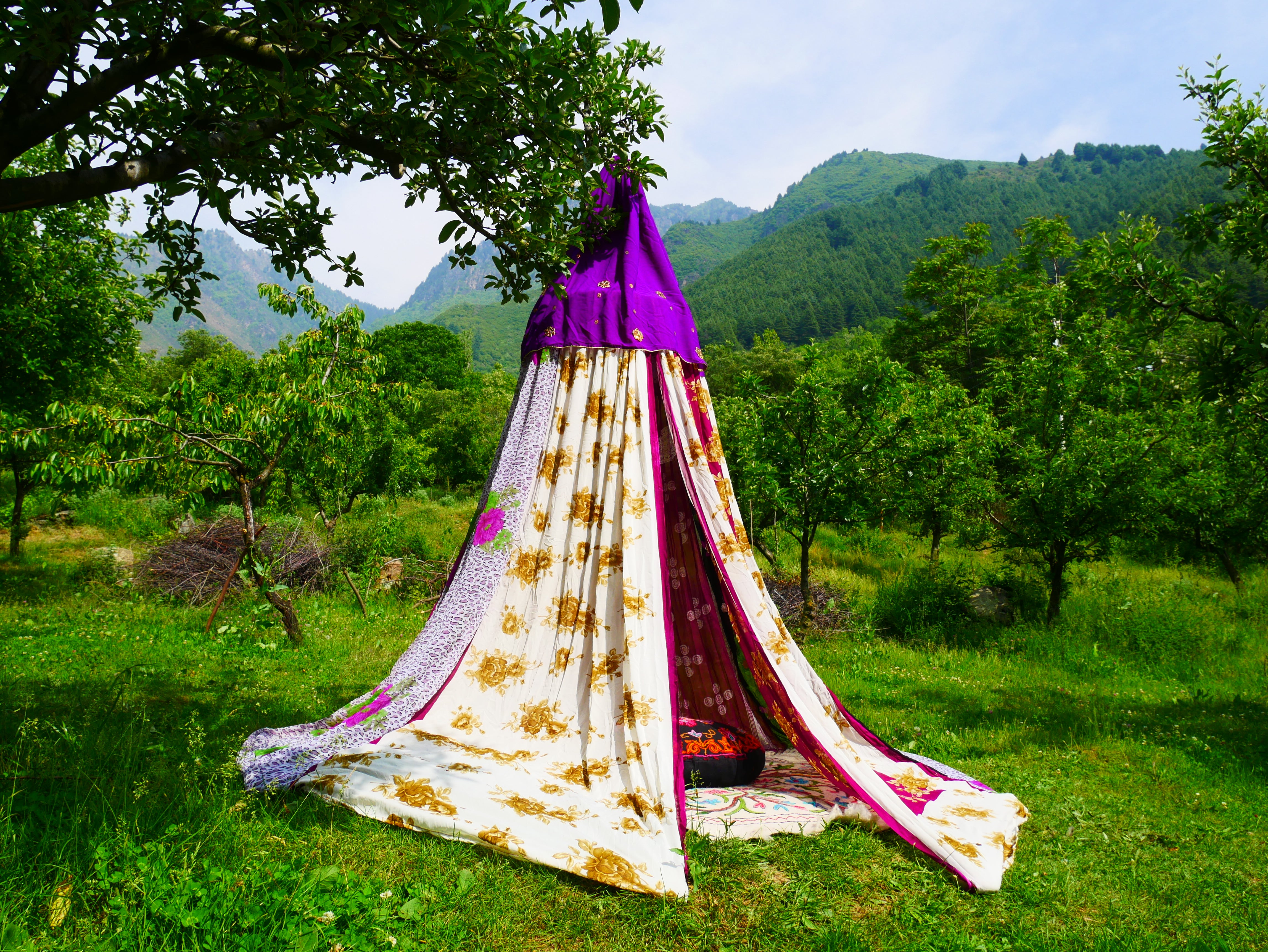 Tienda de sari con dosel kashmiri - Dosel para cama | Decoración para festivales o glamping - Dosel Shanti para espacios de meditación o tienda de juegos para niños
