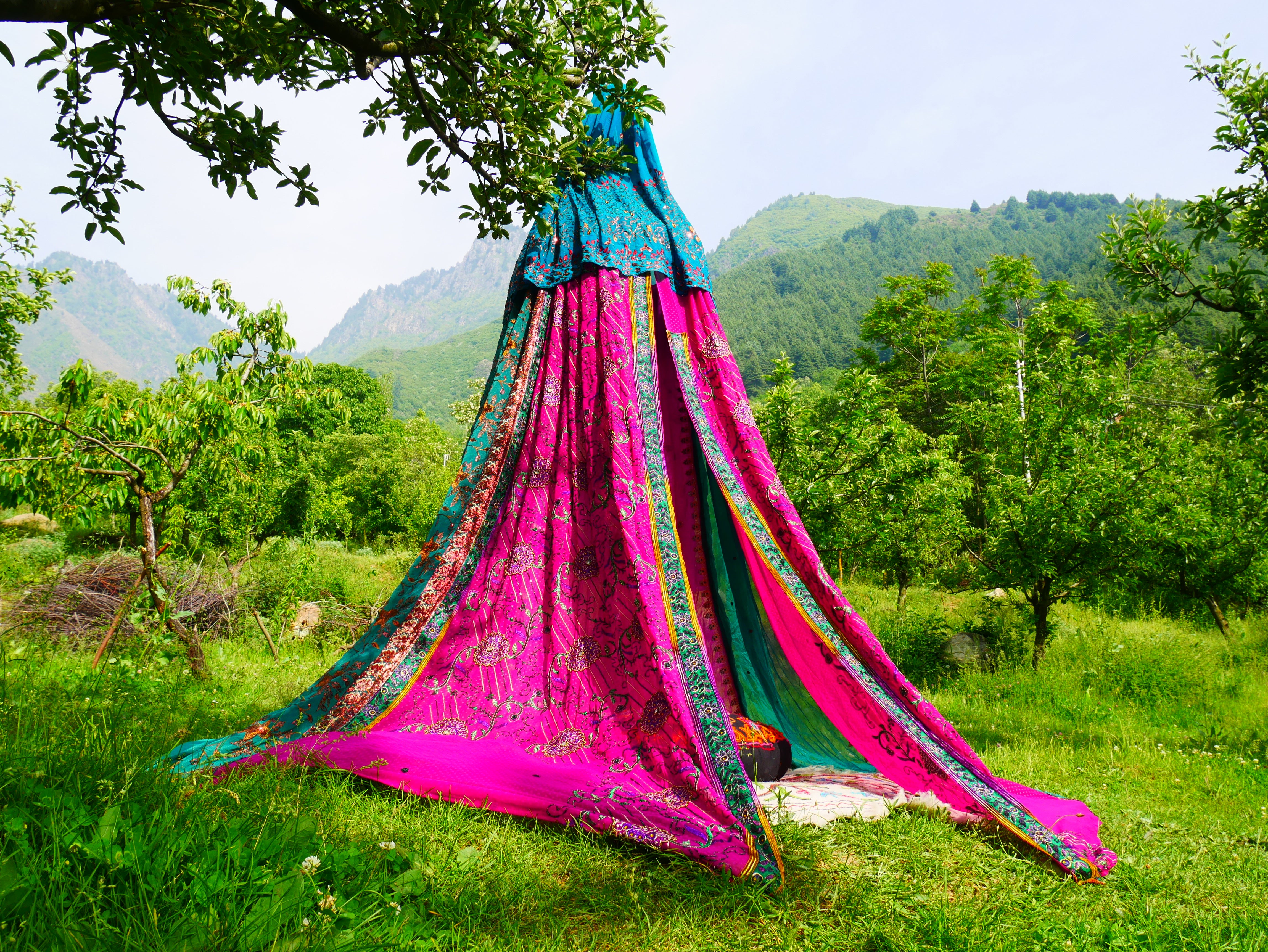 Tienda de sari con dosel kashmiri - Dosel para cama | Decoración para festivales o glamping - Dosel Shanti para espacios de meditación o tienda de juegos para niños