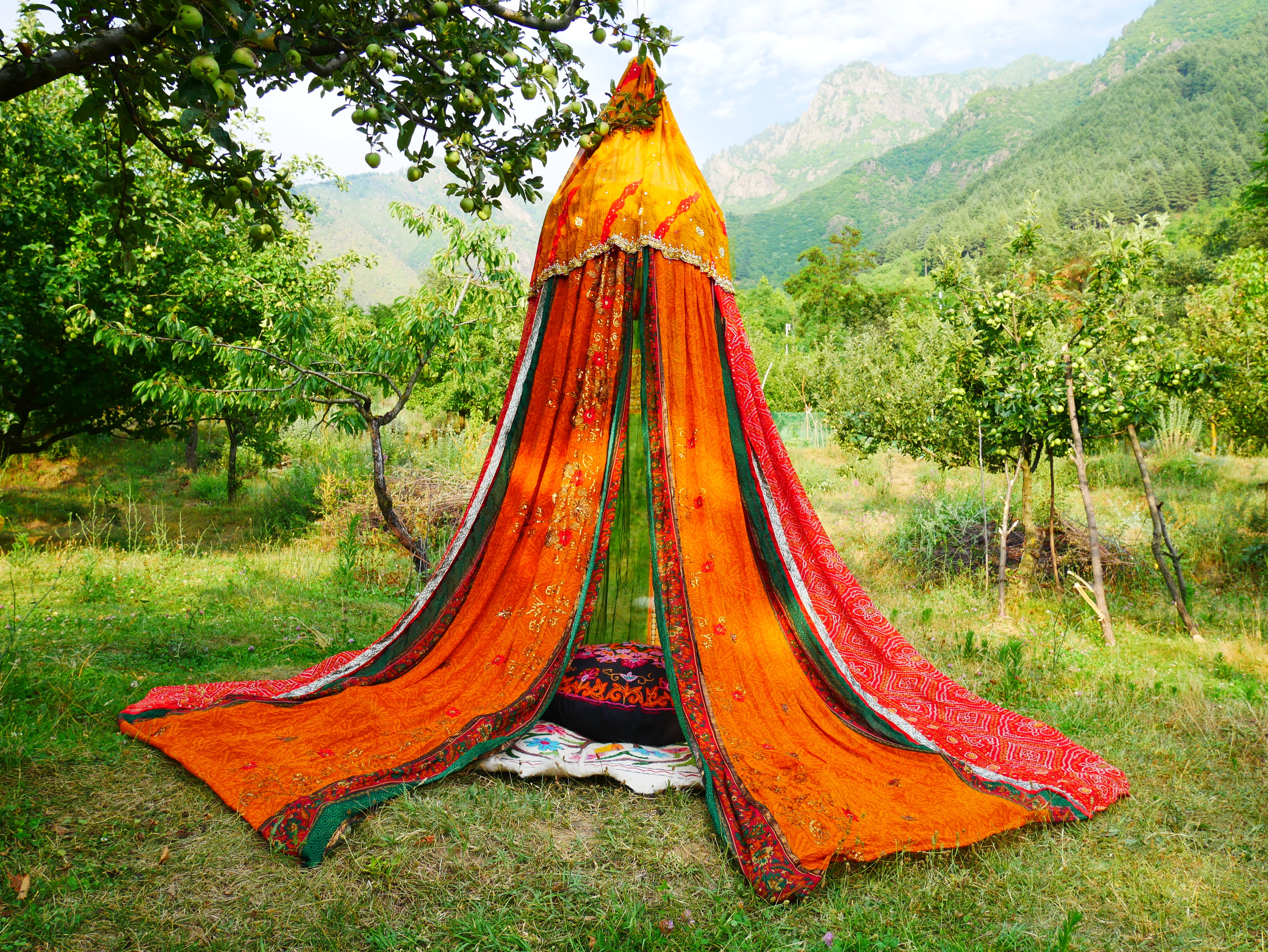 Tienda Shanti Canopy para sari - dosel para cama | Baldaquino de Cachemira para espacios de meditación o rincones de lectura