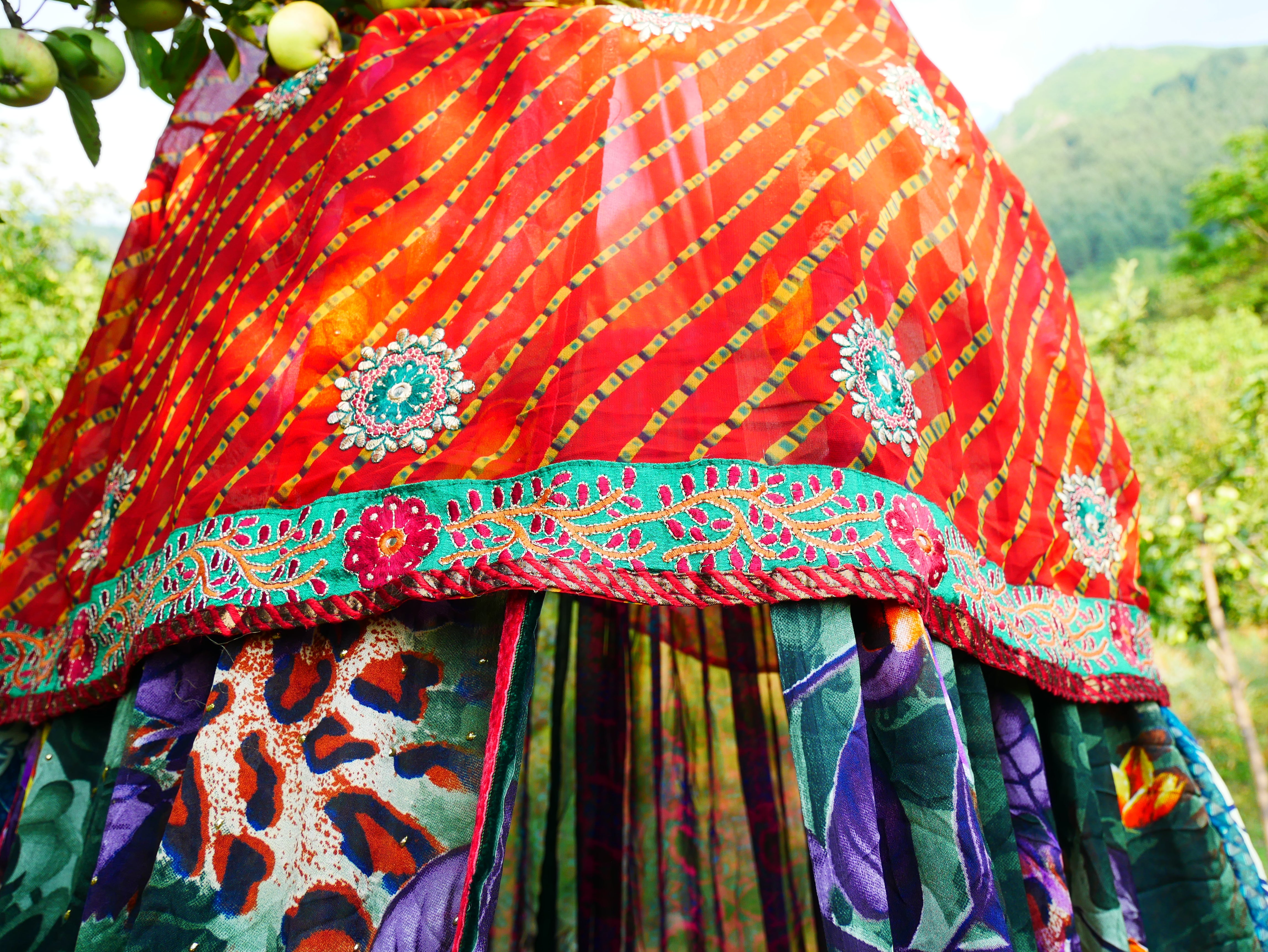 Boho Baldachin - Saree Zelt - Betthimmel | böhmische Hochzeitskulisse | Indisches Hippie-Dekor – Sitzbereich auf dem Boden | Meditationsraum - Glamping