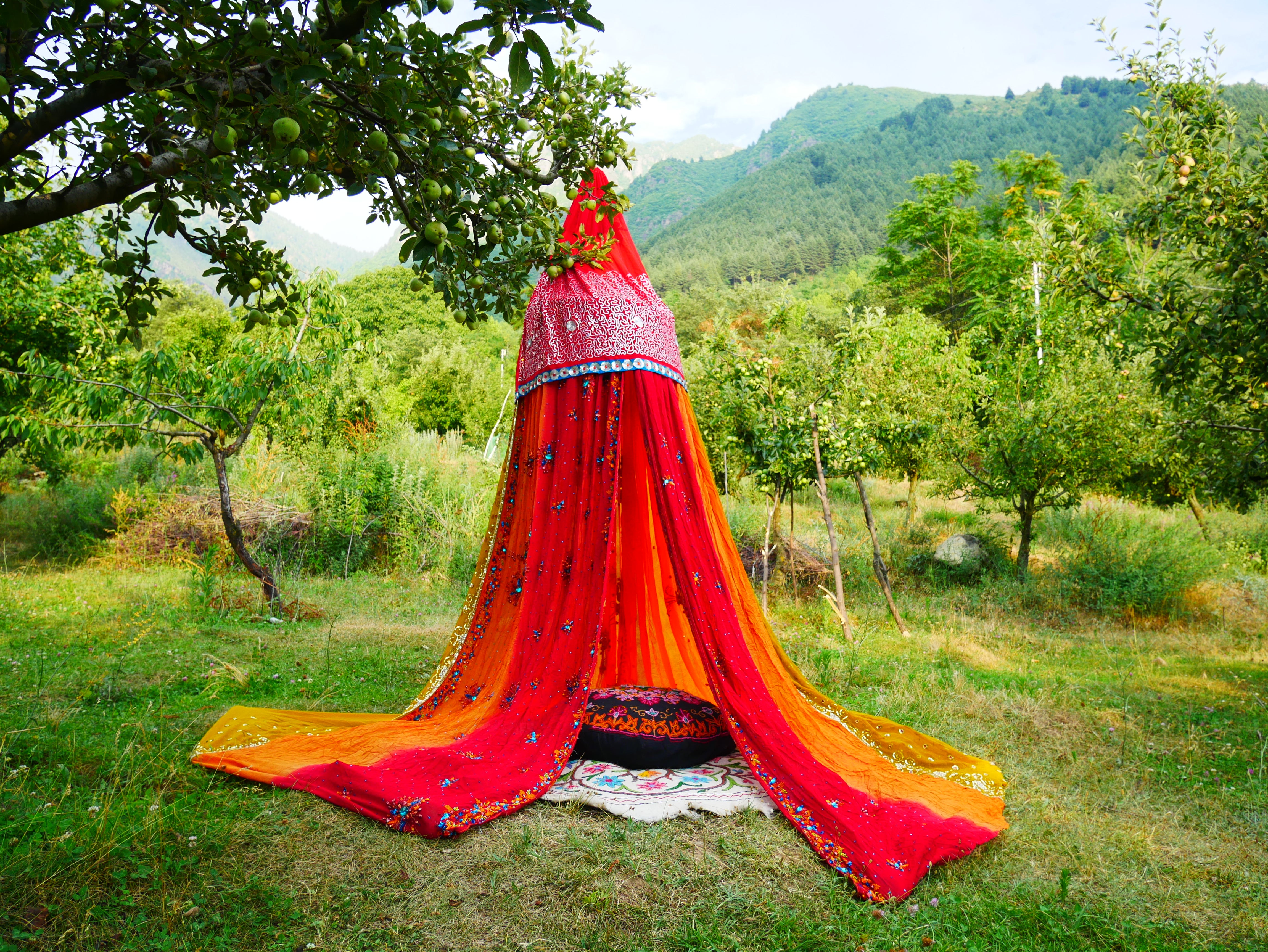 Boho Baldachin - Saree Zelt - Betthimmel | böhmische Hochzeitskulisse – Hippie-Dekor – Sitzbereich auf dem Boden | Meditationsraum - Shanti-Baldachin