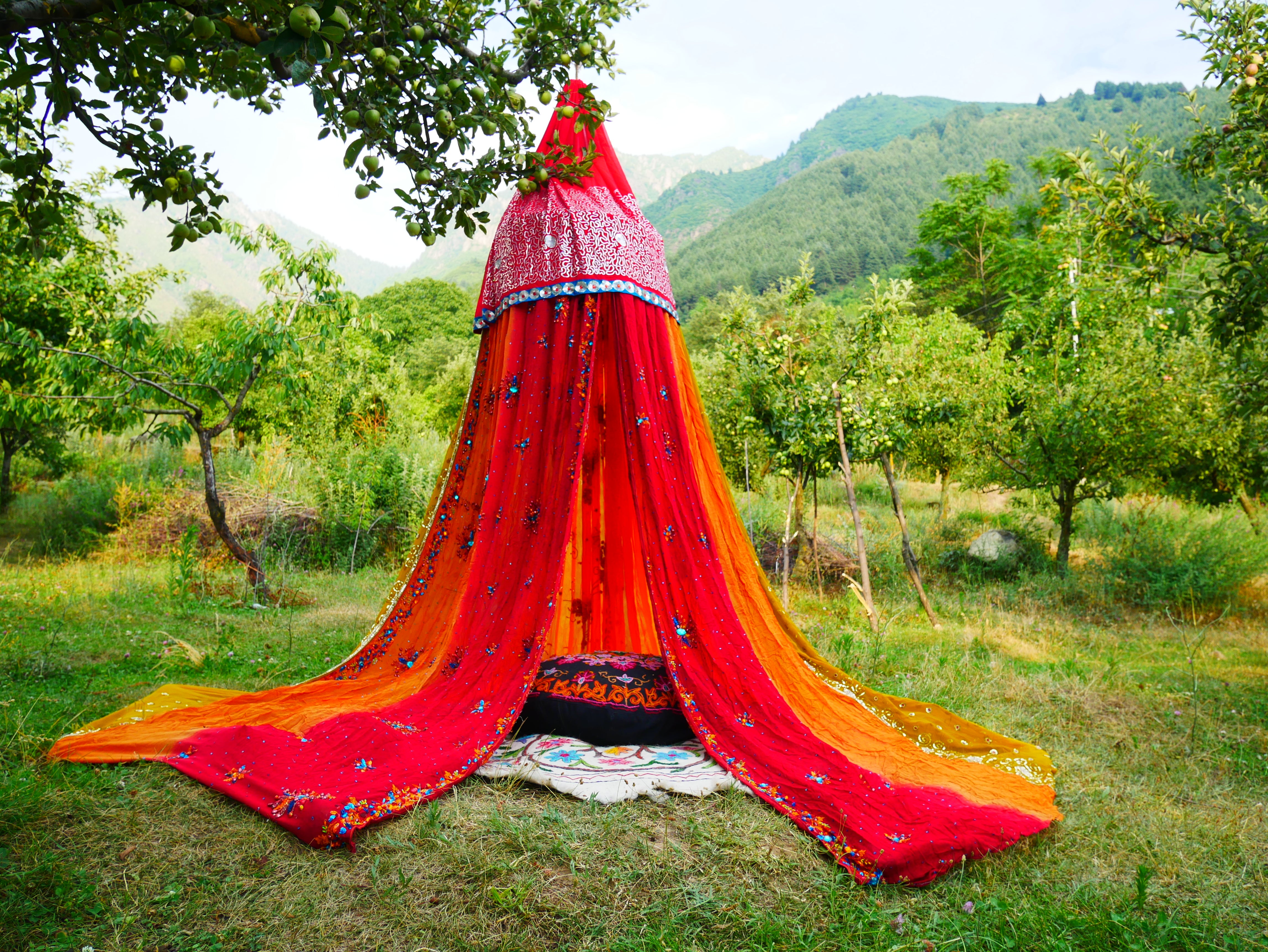 Boho Baldachin - Saree Zelt - Betthimmel | böhmische Hochzeitskulisse – Hippie-Dekor – Sitzbereich auf dem Boden | Meditationsraum - Shanti-Baldachin