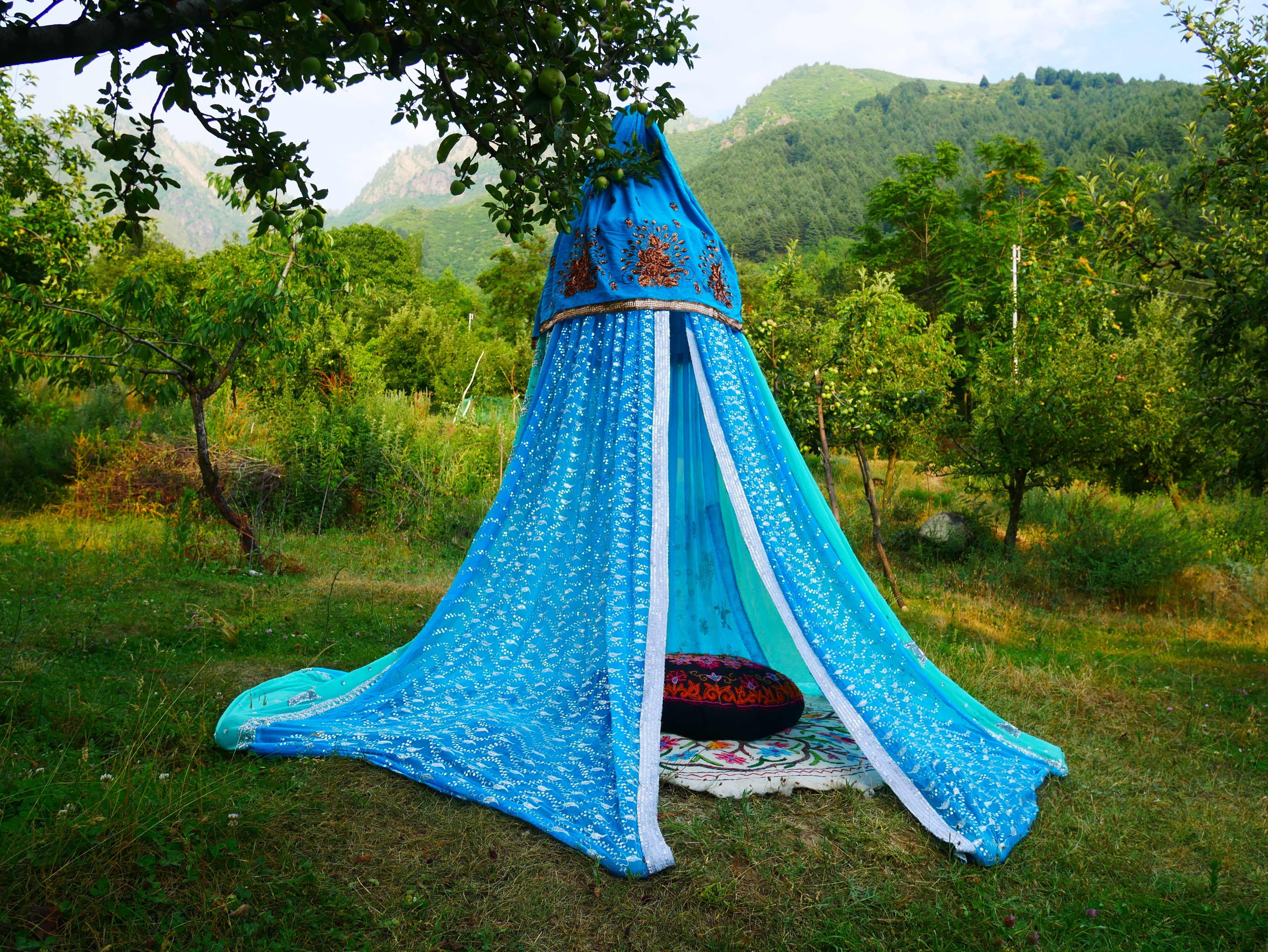 Boho Baldachin - Saree Zelt - Betthimmel | böhmische Hochzeitskulisse – Hippie-Dekor – Sitzbereich auf dem Boden | Meditationsraum - Shanti-Baldachin