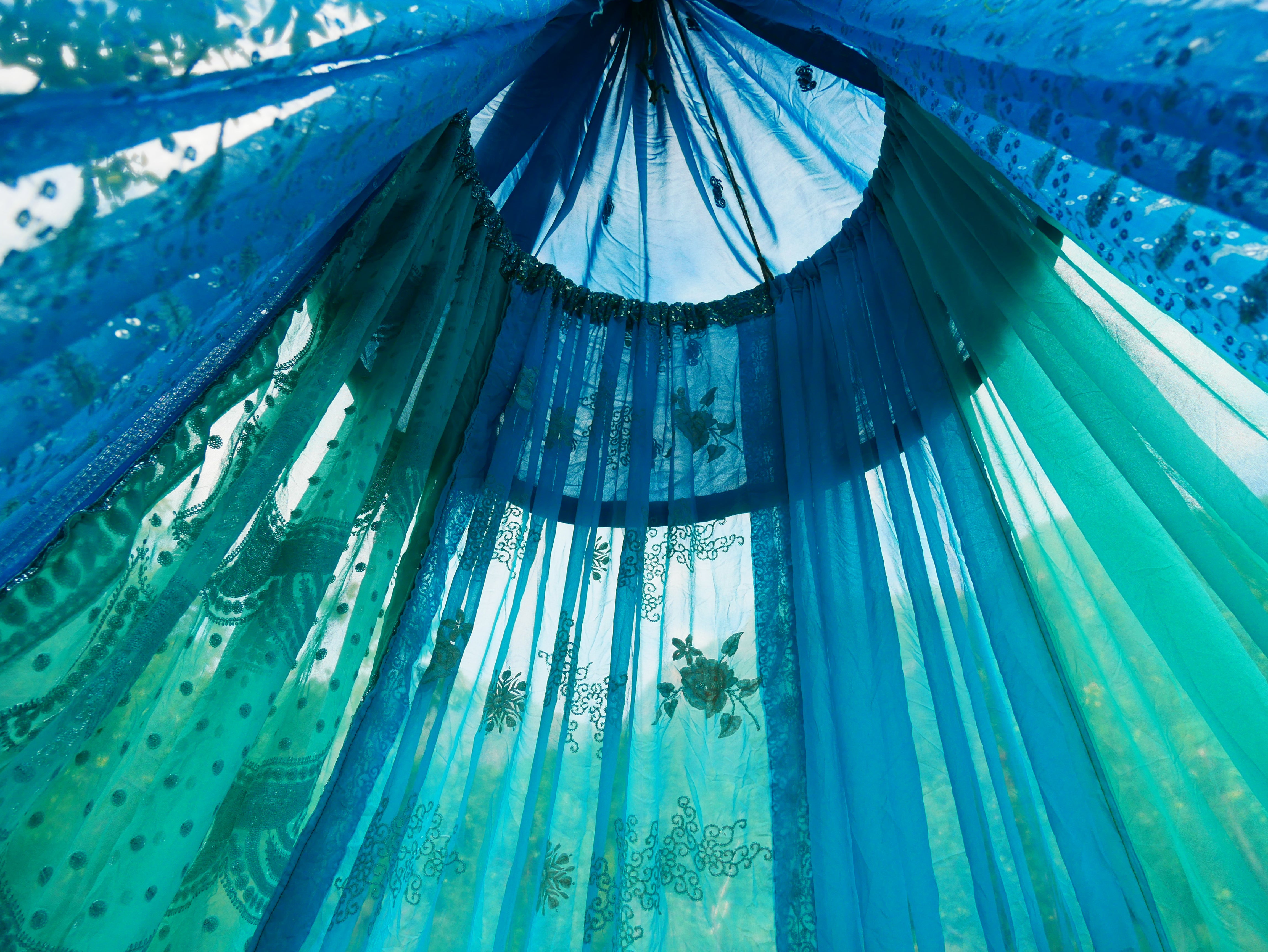Boho Baldachin - Saree Zelt - Betthimmel | böhmische Hochzeitskulisse – Hippie-Dekor – Sitzbereich auf dem Boden | Meditationsraum - Shanti-Baldachin