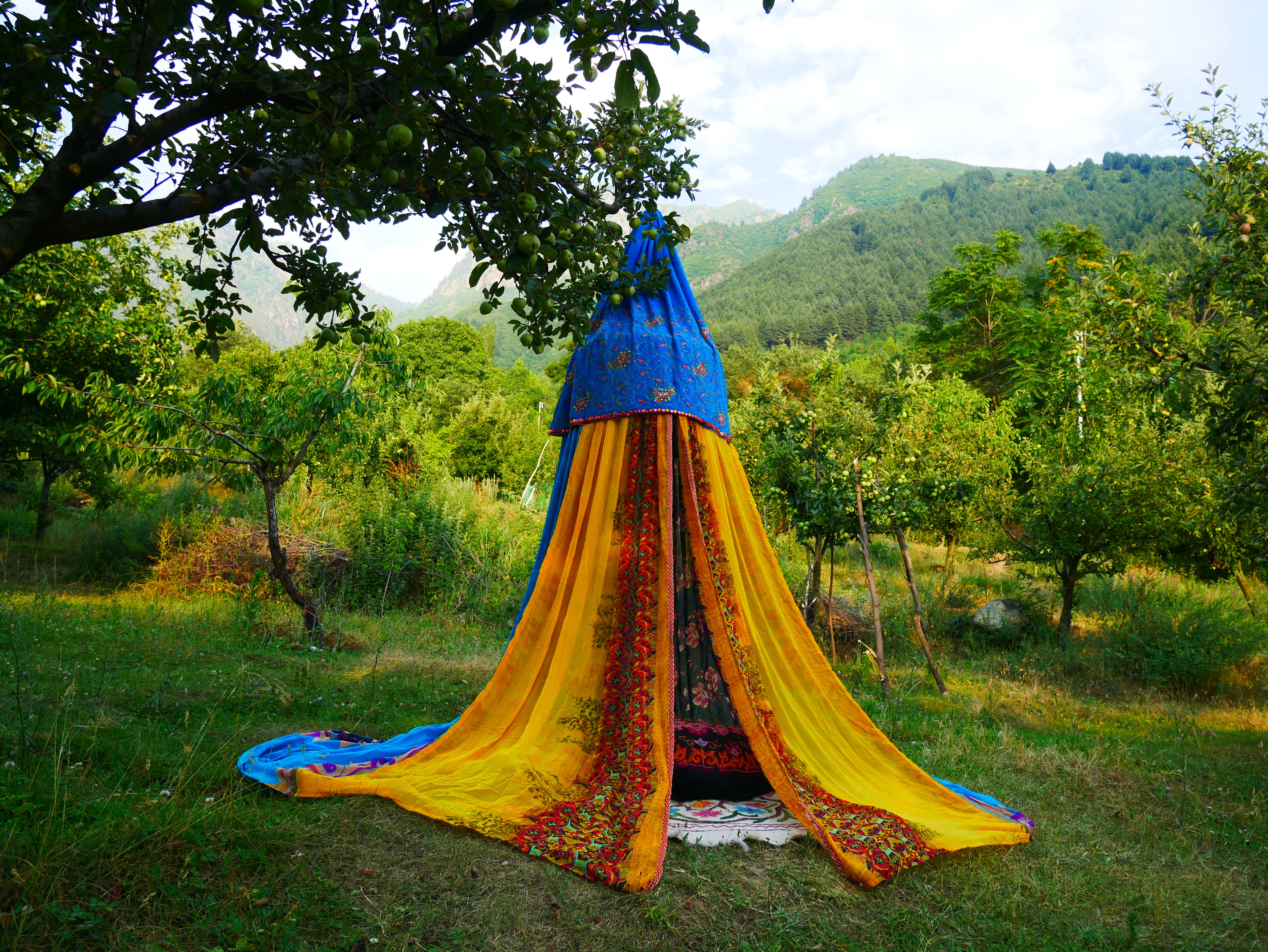 Tienda de sari con dosel kashmiri - Dosel para cama | Decoración para festivales o glamping - Dosel Shanti para espacios de meditación o tienda de juegos para niños