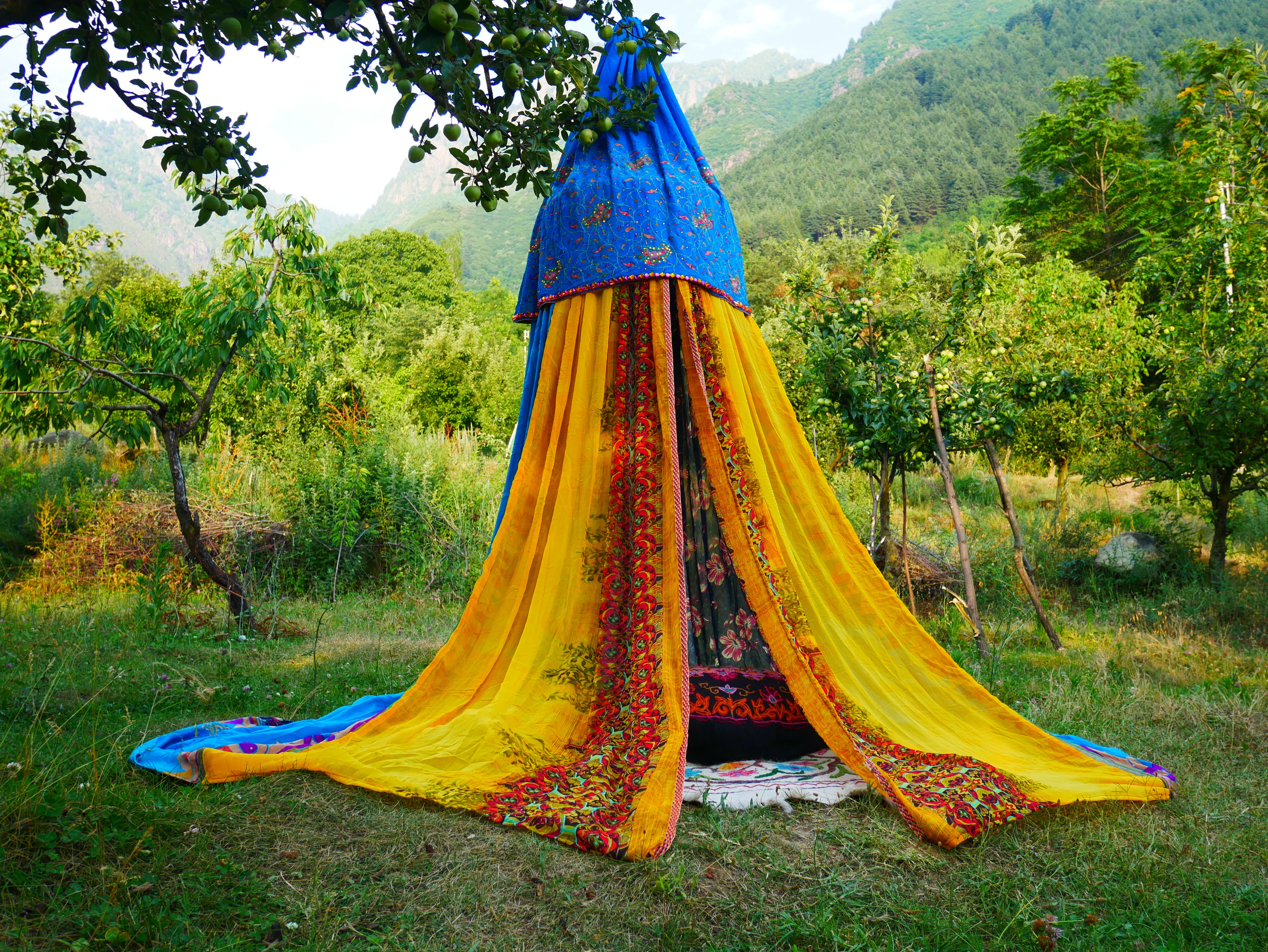 Tienda de sari con dosel kashmiri - Dosel para cama | Decoración para festivales o glamping - Dosel Shanti para espacios de meditación o tienda de juegos para niños