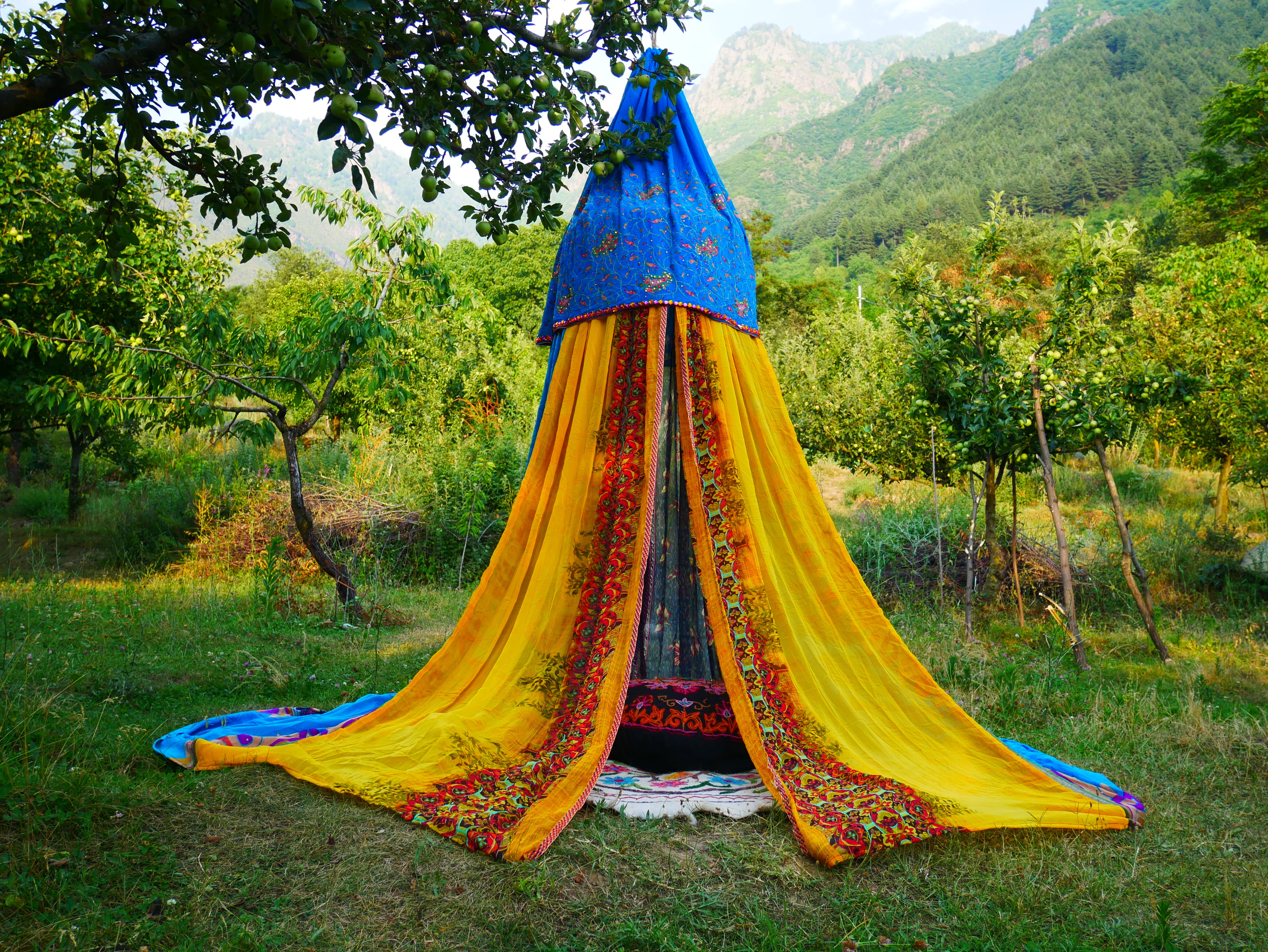 Tienda de sari con dosel kashmiri - Dosel para cama | Decoración para festivales o glamping - Dosel Shanti para espacios de meditación o tienda de juegos para niños