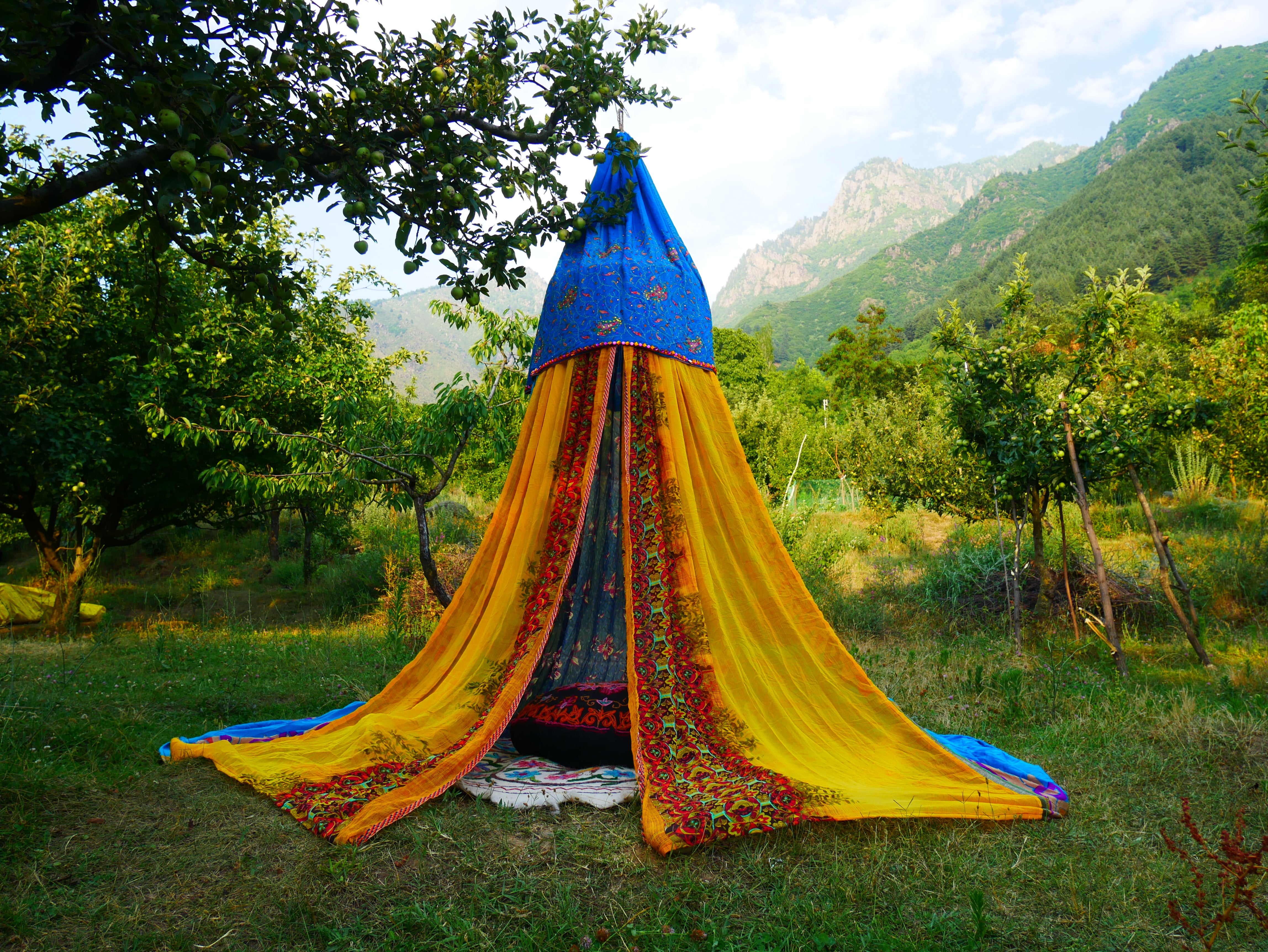 Tienda de sari con dosel kashmiri - Dosel para cama | Decoración para festivales o glamping - Dosel Shanti para espacios de meditación o tienda de juegos para niños