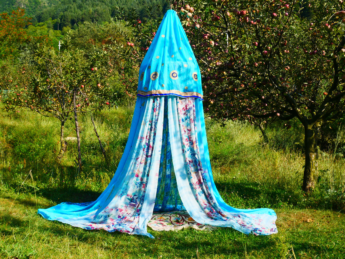 Boho Baldachin - Saree Zelt - Betthimmel | böhmische Hochzeitskulisse | Indisches Hippie-Dekor – Sitzbereich auf dem Boden | Meditationsraum - Glamping