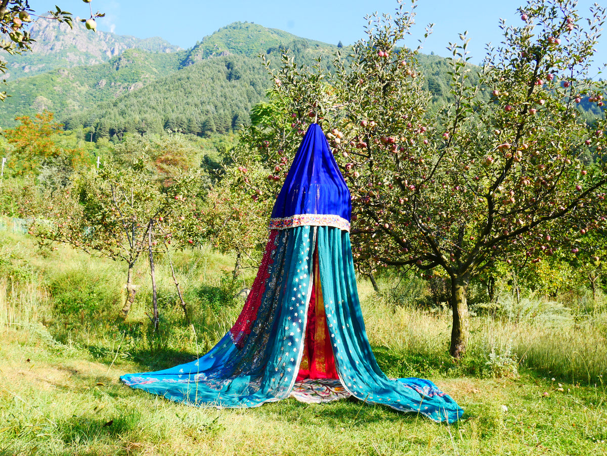 Boho Baldachin - Saree Zelt - Betthimmel | böhmische Hochzeitskulisse – Hippie-Dekor – Sitzbereich auf dem Boden | Meditationsraum - Shanti-Baldachin