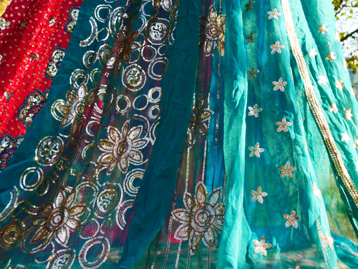 Boho Baldachin - Saree Zelt - Betthimmel | böhmische Hochzeitskulisse – Hippie-Dekor – Sitzbereich auf dem Boden | Meditationsraum - Shanti-Baldachin