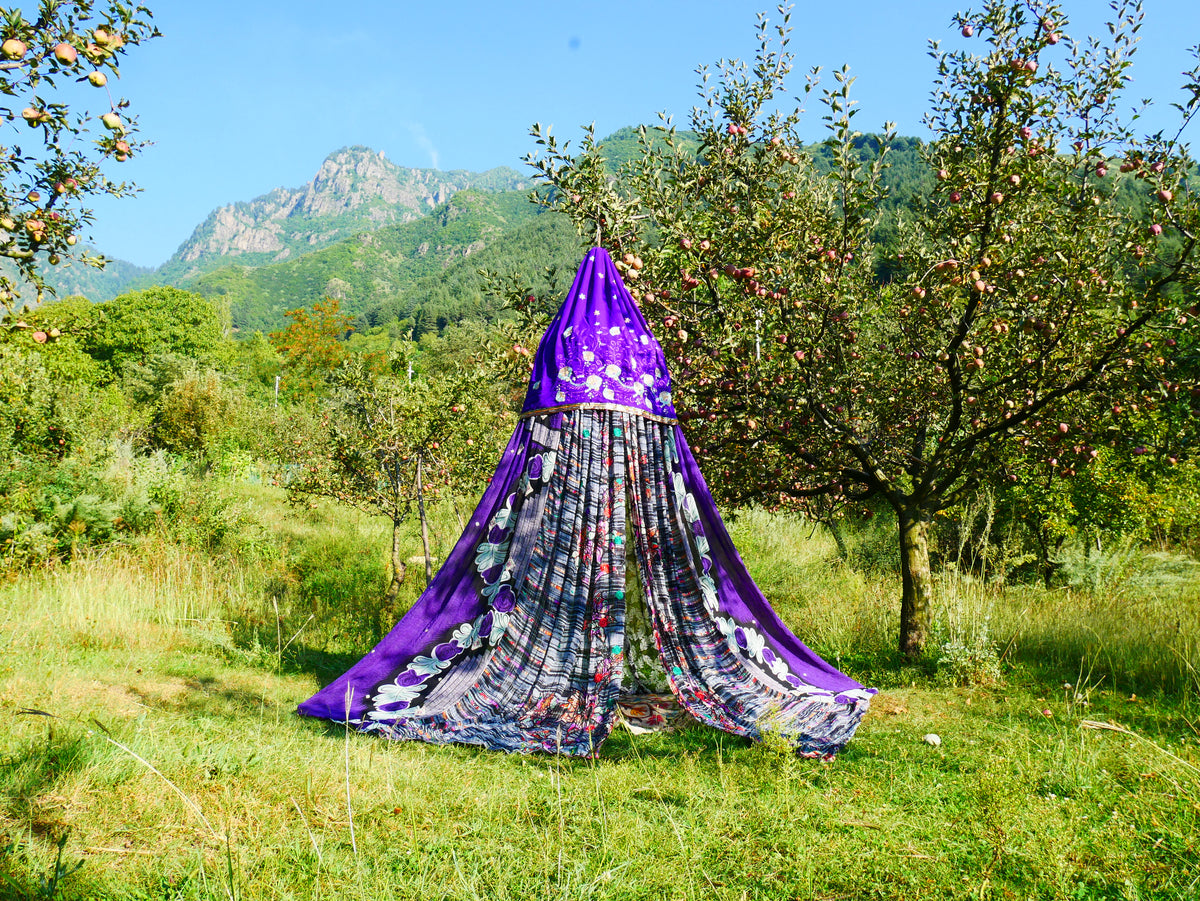 Boho Baldachin - Saree Zelt - Betthimmel | böhmische Hochzeitskulisse – Hippie-Dekor – Sitzbereich auf dem Boden | Meditationsraum - Shanti-Baldachin