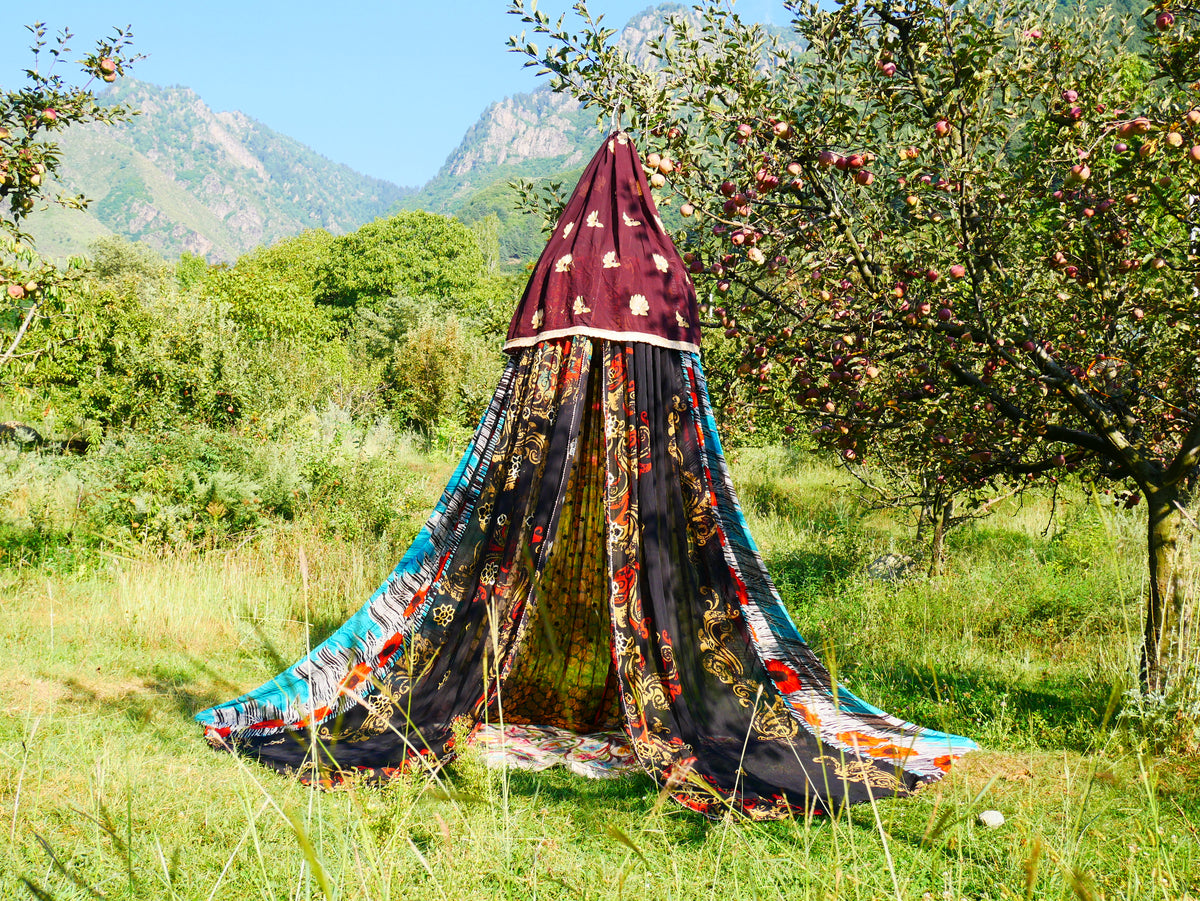 Boho Baldachin - Saree Zelt - Betthimmel | böhmische Hochzeitskulisse – Hippie-Dekor – Sitzbereich auf dem Boden | Meditationsraum - Shanti-Baldachin