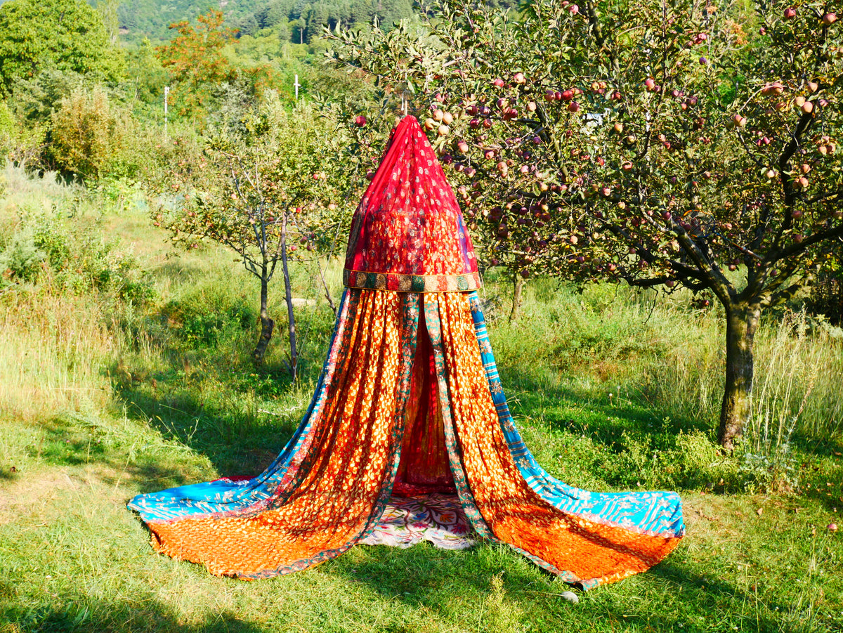 Boho Baldachin - Saree Zelt - Betthimmel | böhmische Hochzeitskulisse – Hippie-Dekor – Sitzbereich auf dem Boden | Meditationsraum - Shanti-Baldachin