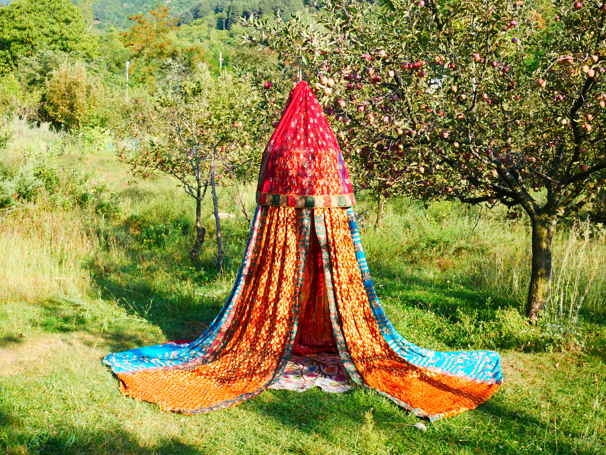 Boho Baldachin - Saree Zelt - Betthimmel | böhmische Hochzeitskulisse – Hippie-Dekor – Sitzbereich auf dem Boden | Meditationsraum - Shanti-Baldachin
