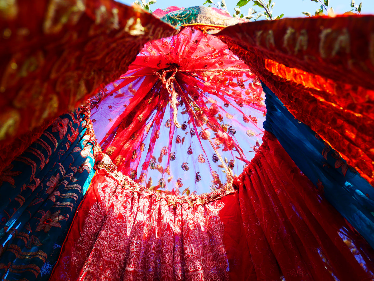 Boho Baldachin - Saree Zelt - Betthimmel | böhmische Hochzeitskulisse – Hippie-Dekor – Sitzbereich auf dem Boden | Meditationsraum - Shanti-Baldachin