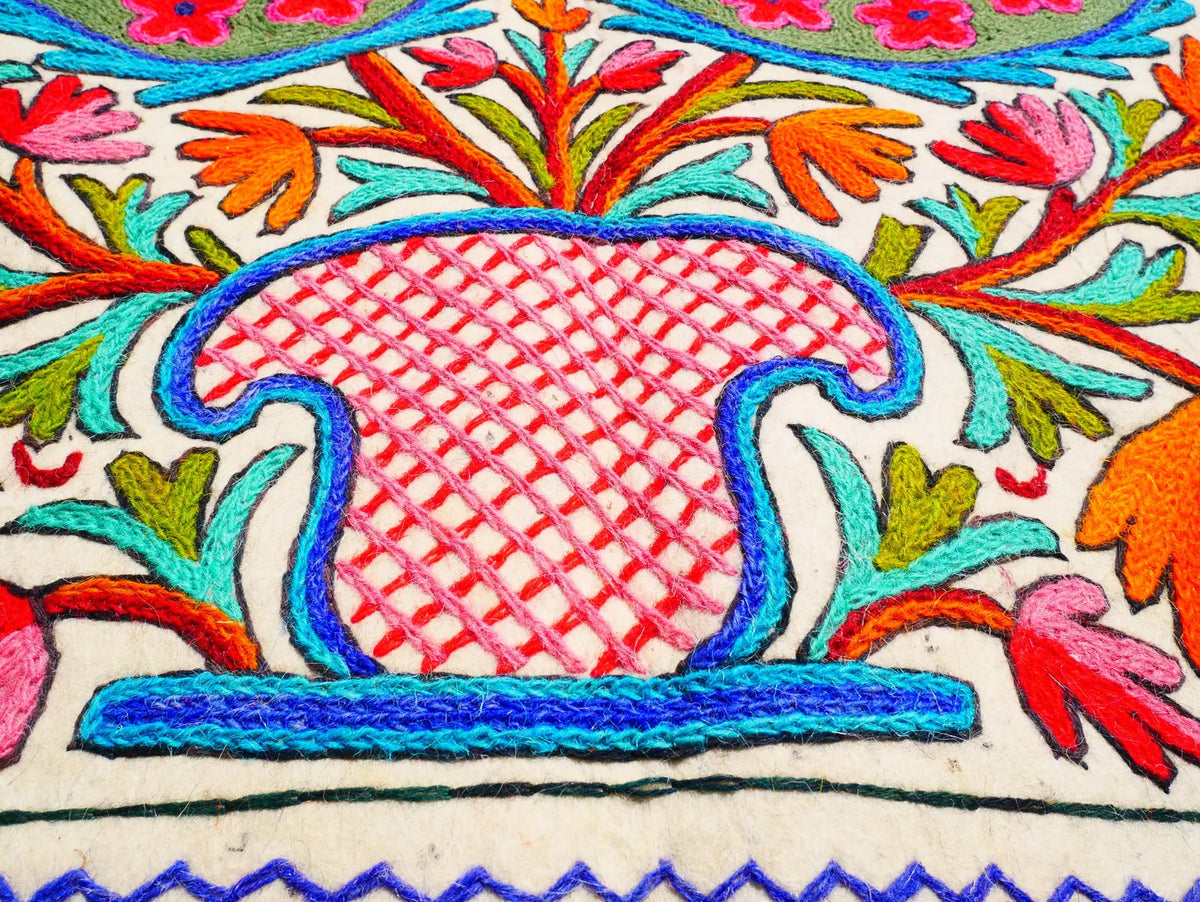 Gefilzter Wollteppich "Bergblume" | Bunter Teppich "Namda" aus Kaschmir | Blumenstickerei auf weißem 6x4 'Filzteppich | böhmisch - Boho