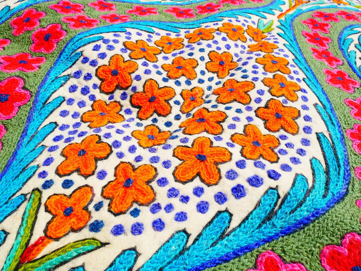 Gefilzter Wollteppich "Bergblume" | Bunter Teppich "Namda" aus Kaschmir | Blumenstickerei auf weißem 6x4 'Filzteppich | böhmisch - Boho