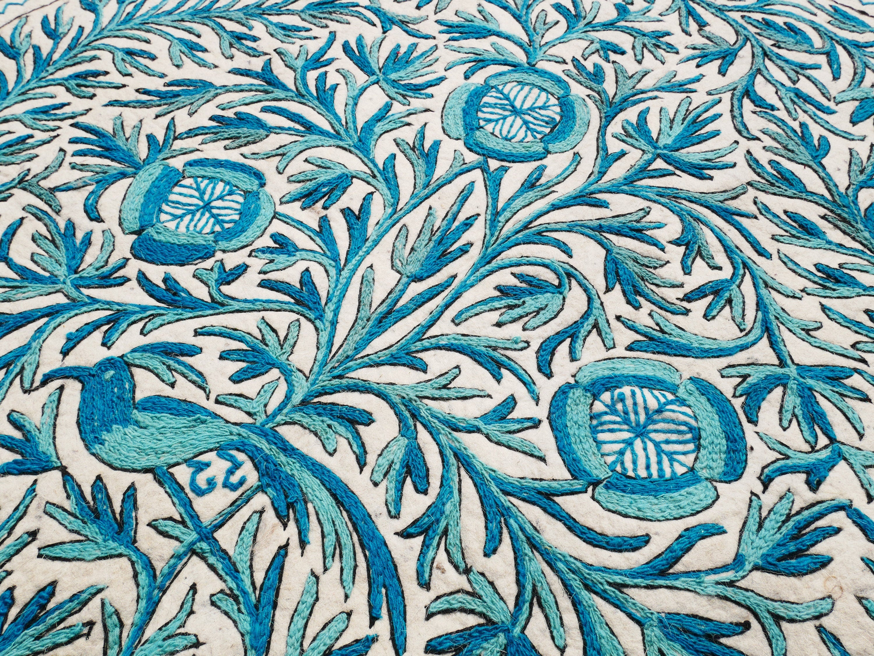 Round wool rug "Namda" from Kashmir hand felted and embroidered | blue and white floral - The Shanti Home