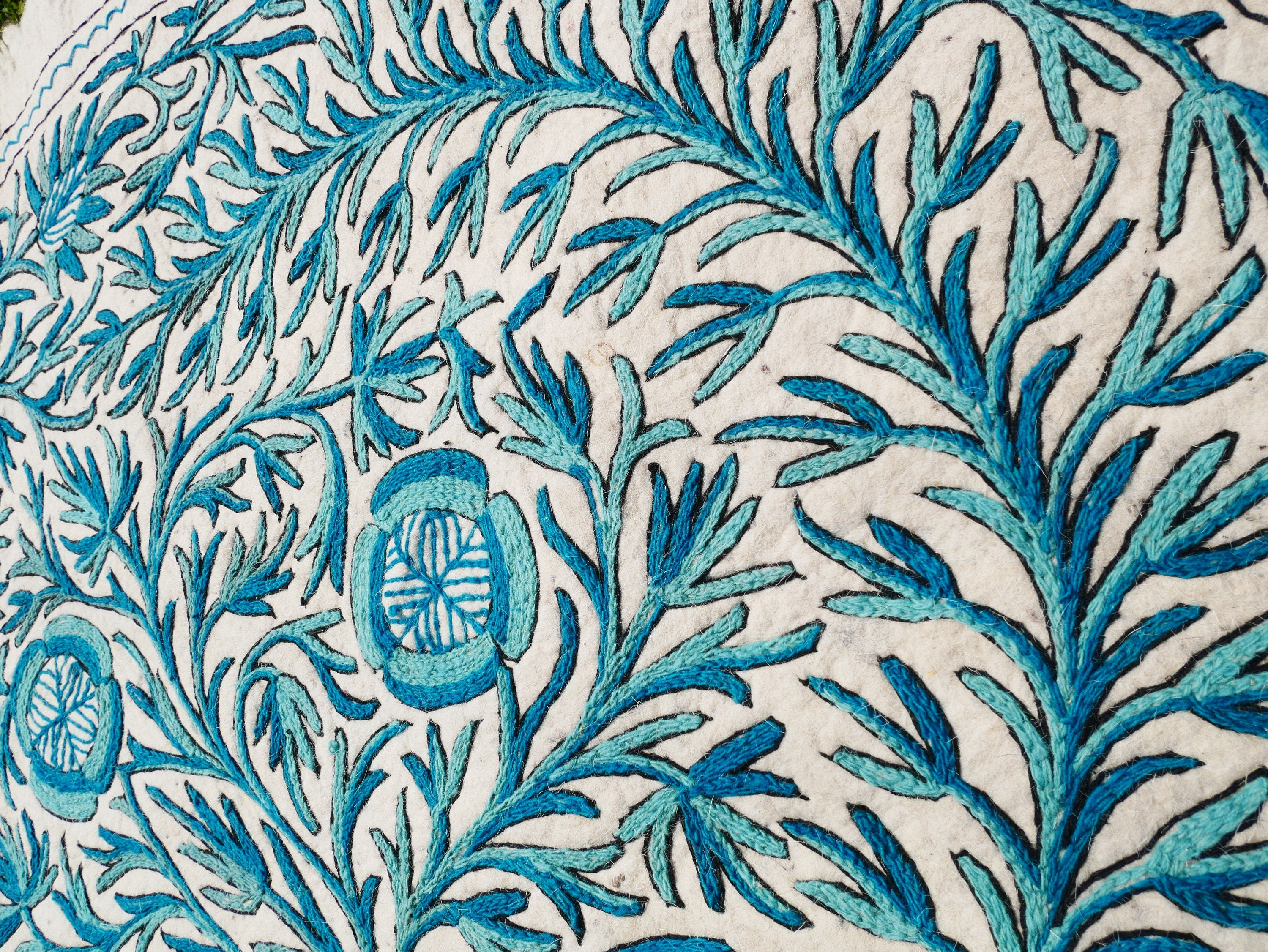 Round wool rug "Namda" from Kashmir hand felted and embroidered | blue and white floral - The Shanti Home