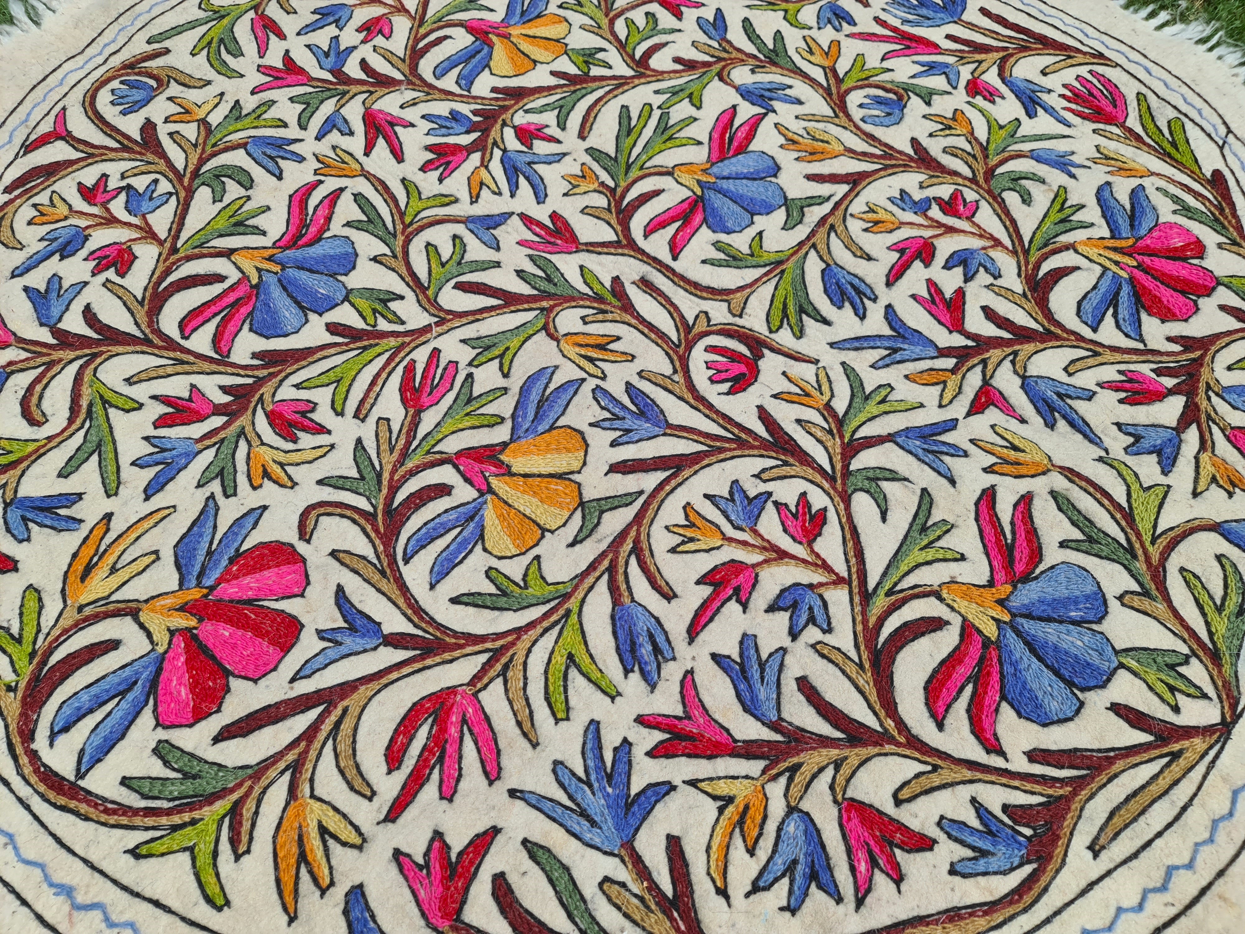 Alfombra redonda bohemia de lana "Namda" de 5 pies de Cachemira, afieltrada y bordada a mano