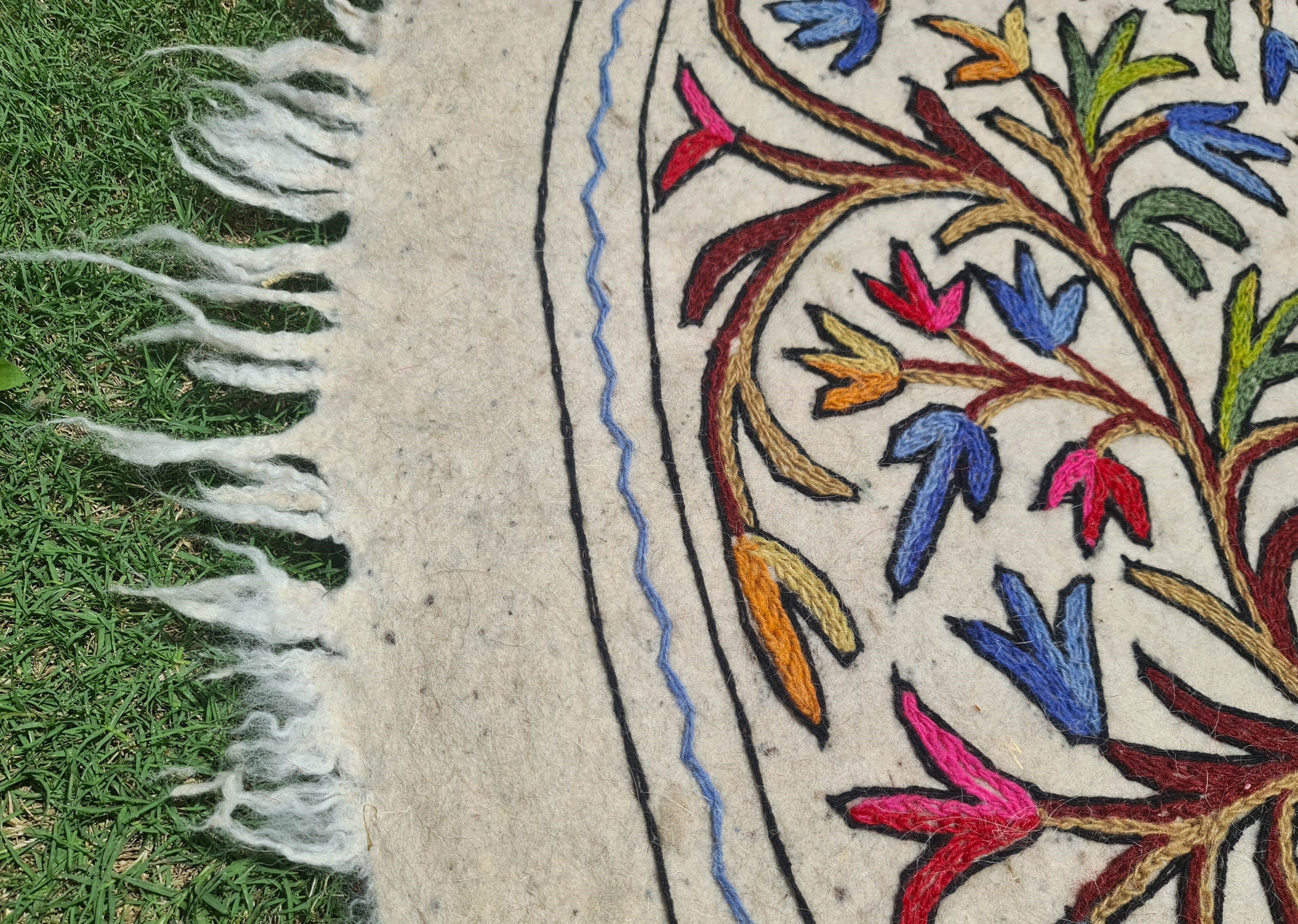 Alfombra redonda bohemia de lana "Namda" de 5 pies de Cachemira, afieltrada y bordada a mano