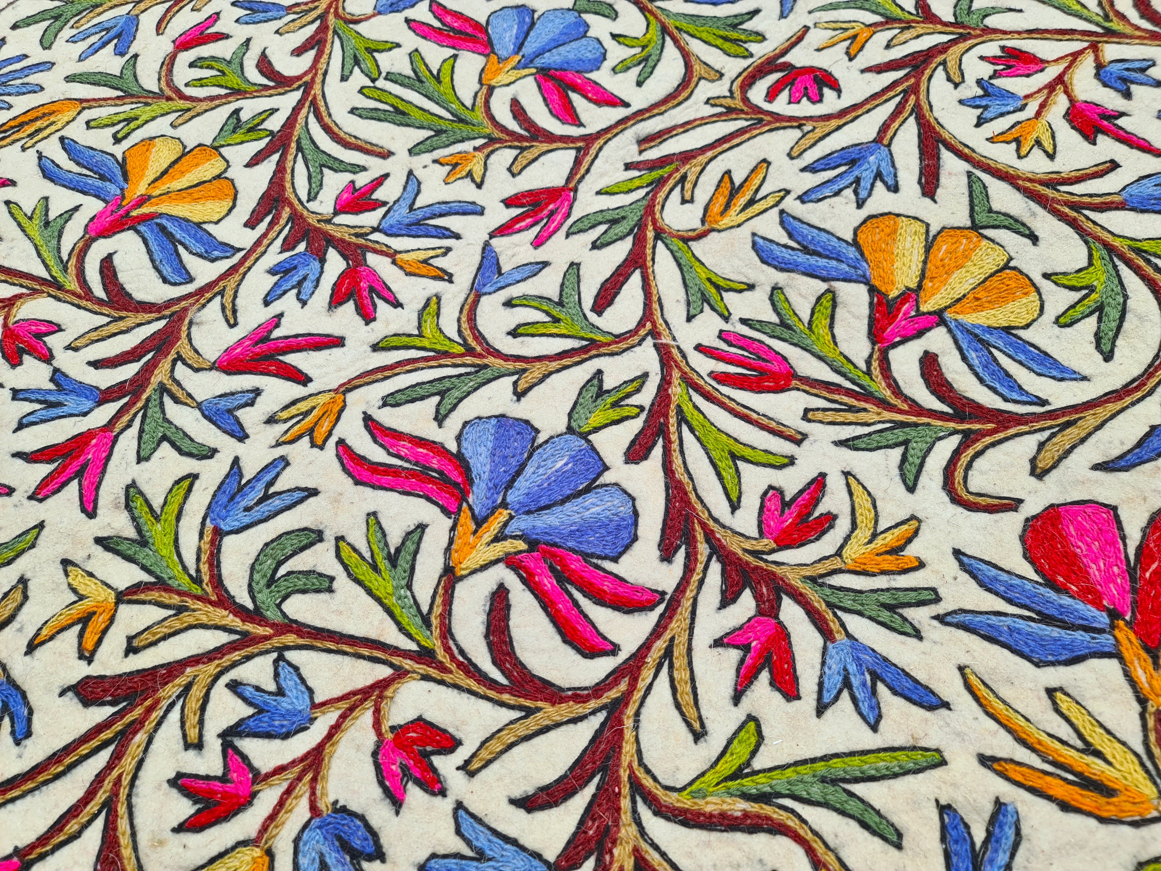 Alfombra redonda bohemia de lana "Namda" de 5 pies de Cachemira, afieltrada y bordada a mano