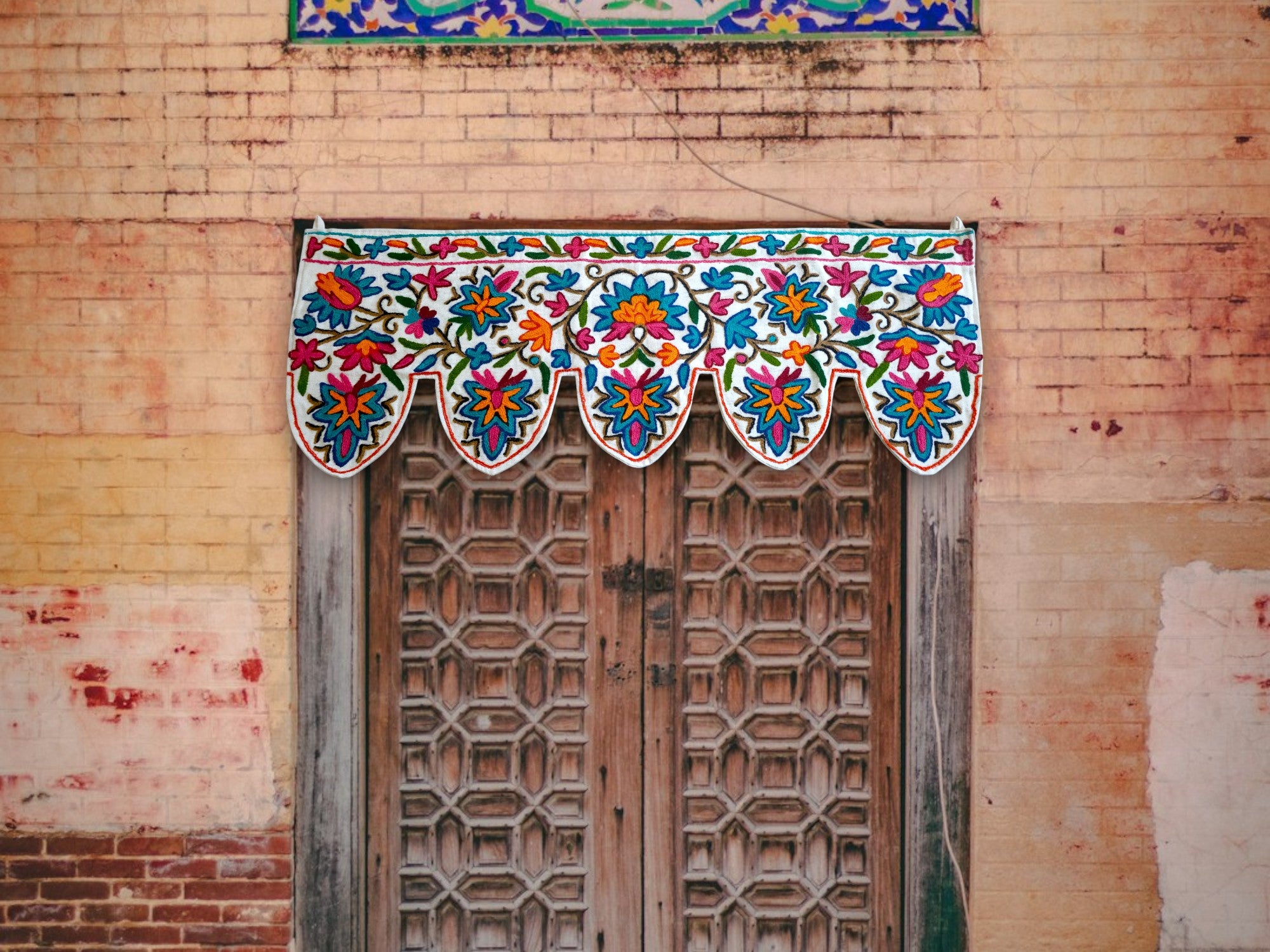 Cenefa de puerta Toran de Cachemira 39" bordada a mano con flores de algodón y lana, bordado Crewel