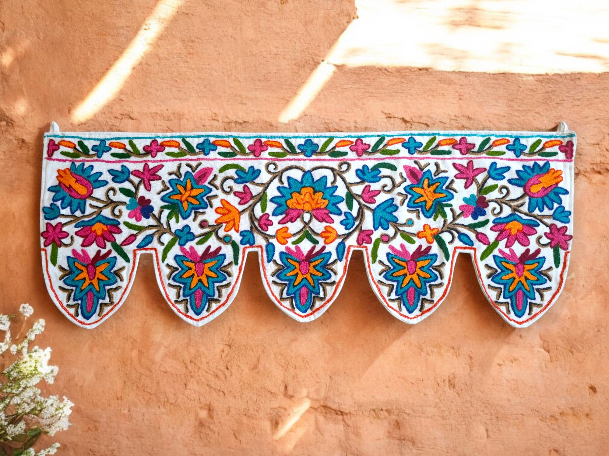 Cenefa de puerta Toran de Cachemira 39" bordada a mano con flores de algodón y lana, bordado Crewel