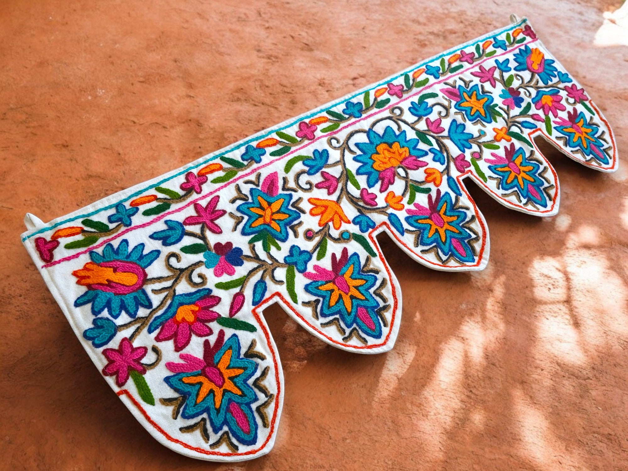 Cenefa de puerta Toran de Cachemira 39" bordada a mano con flores de algodón y lana, bordado Crewel