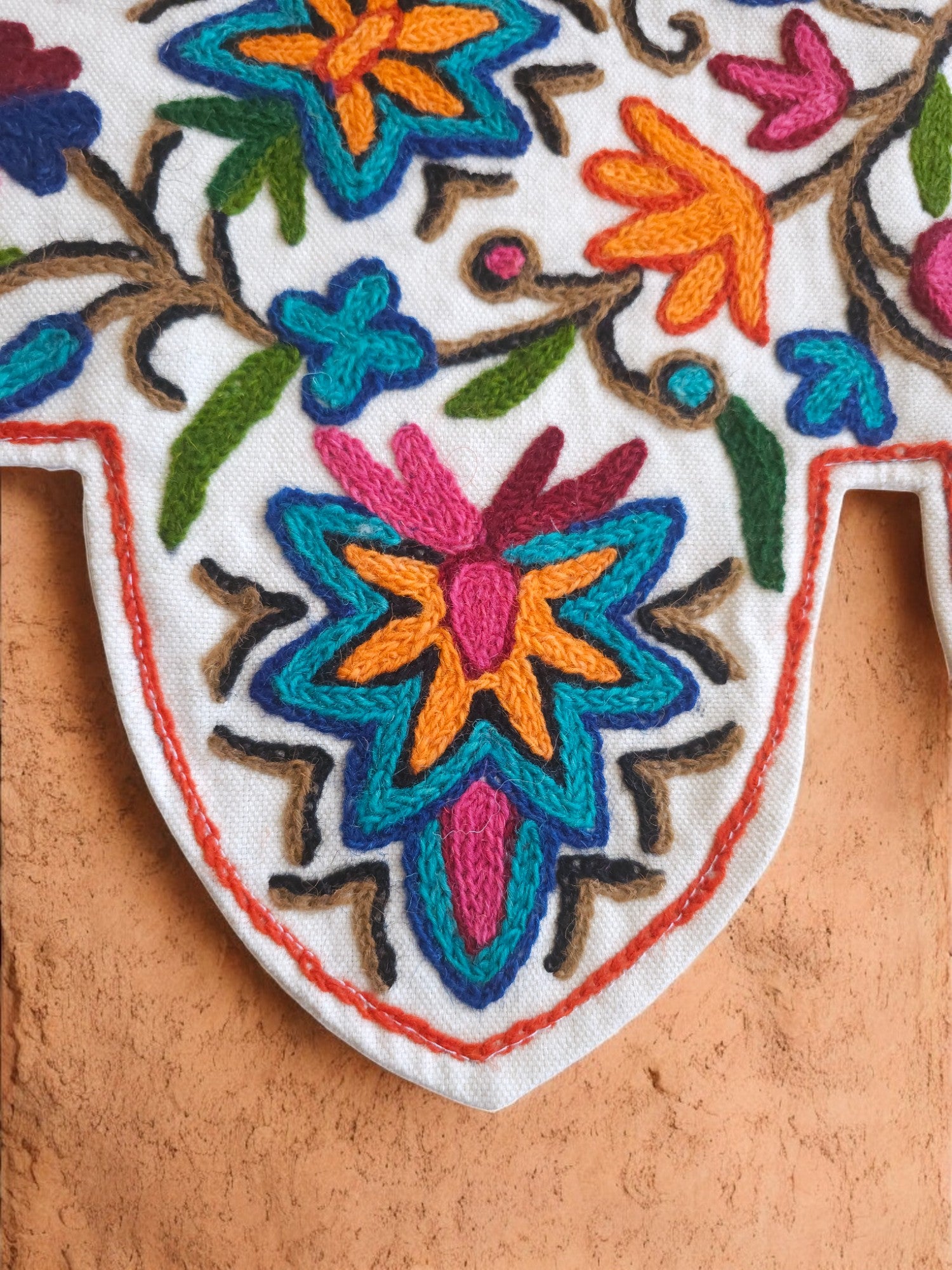 Cenefa de puerta Toran de Cachemira 39" bordada a mano con flores de algodón y lana, bordado Crewel