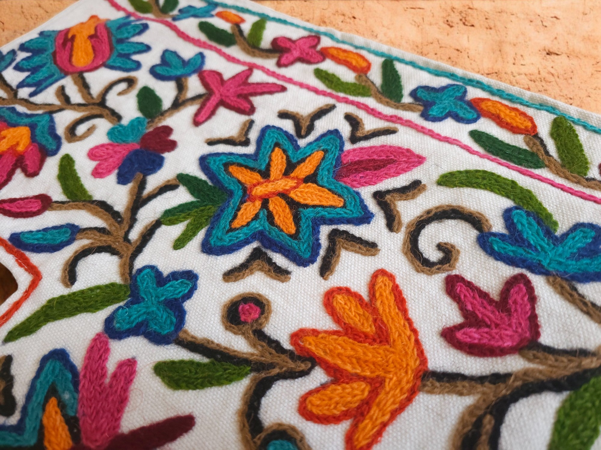 Cenefa de puerta Toran de Cachemira 39" bordada a mano con flores de algodón y lana, bordado Crewel