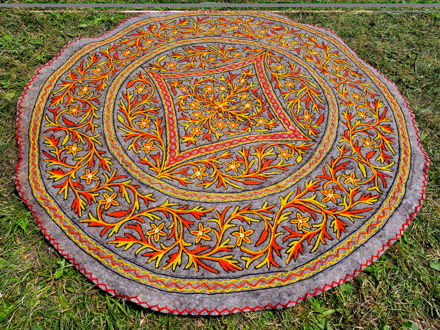 5ft Namda Natural wool rug | hand felted and embroidered - Kashmiri round area rug