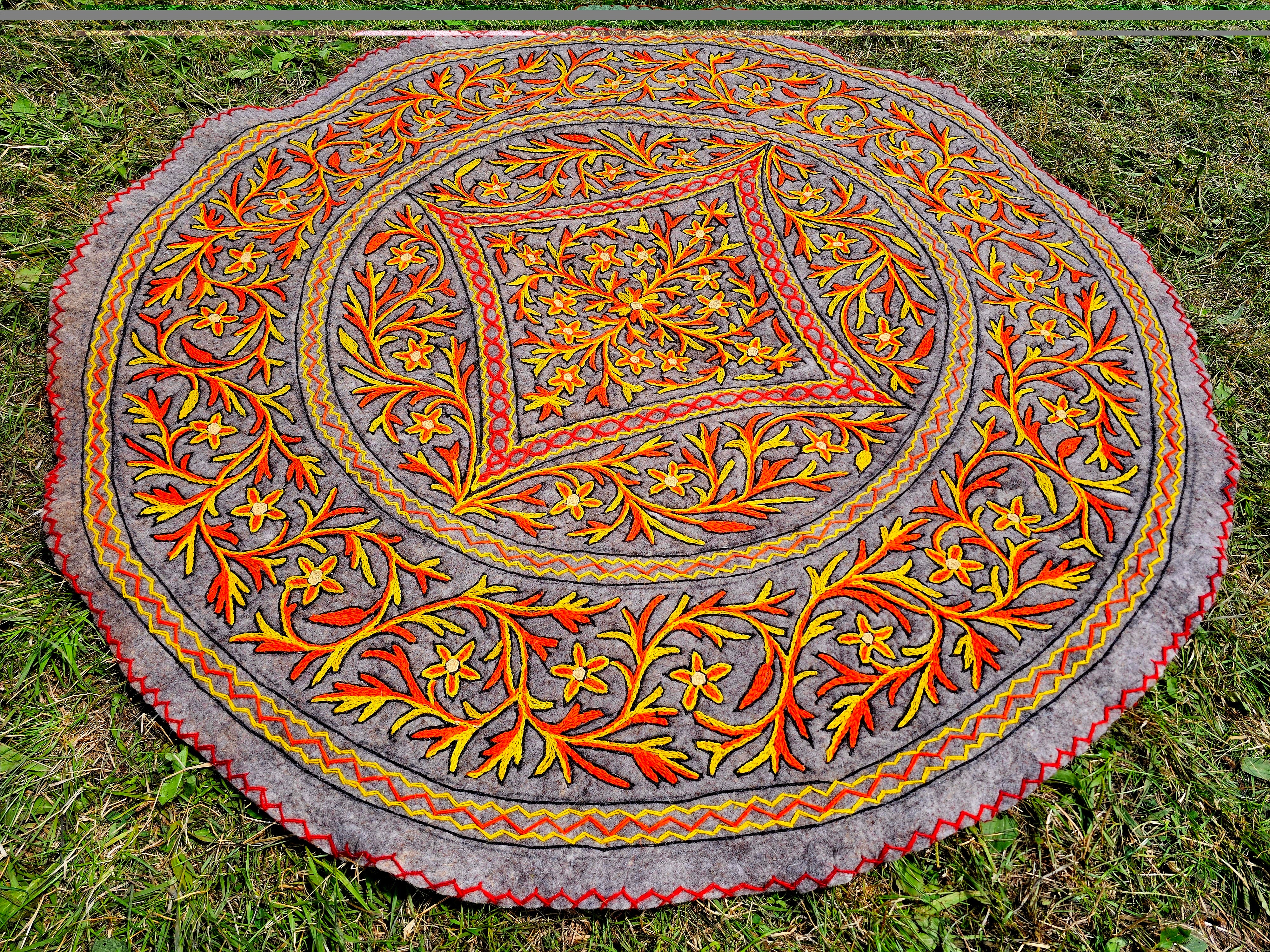 Alfombra redonda Namda de lana natural de 5 pies | afieltrada a mano y bordada - alfombra redonda de Cachemira