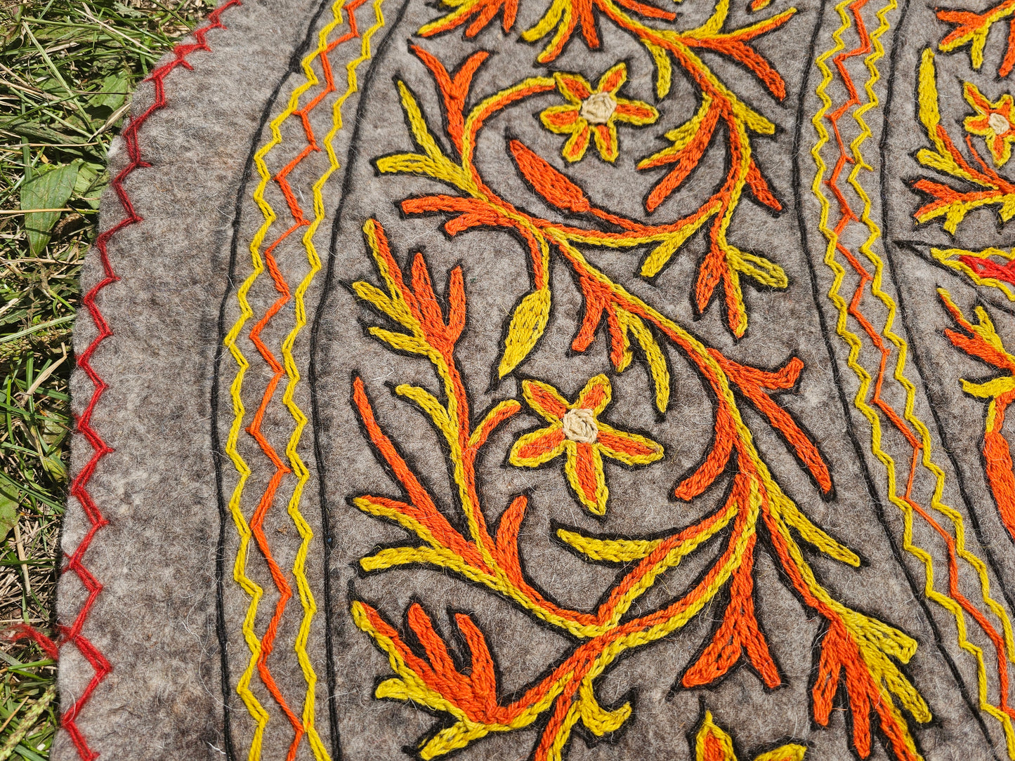 5ft Namda Natural wool rug | hand felted and embroidered - Kashmiri round area rug