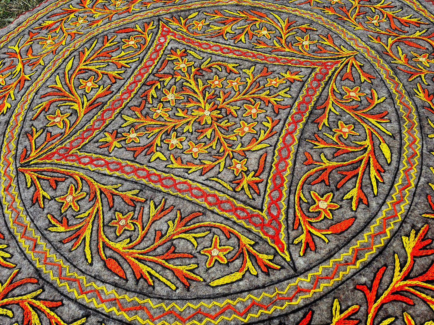 5ft Namda Natural wool rug | hand felted and embroidered - Kashmiri round area rug