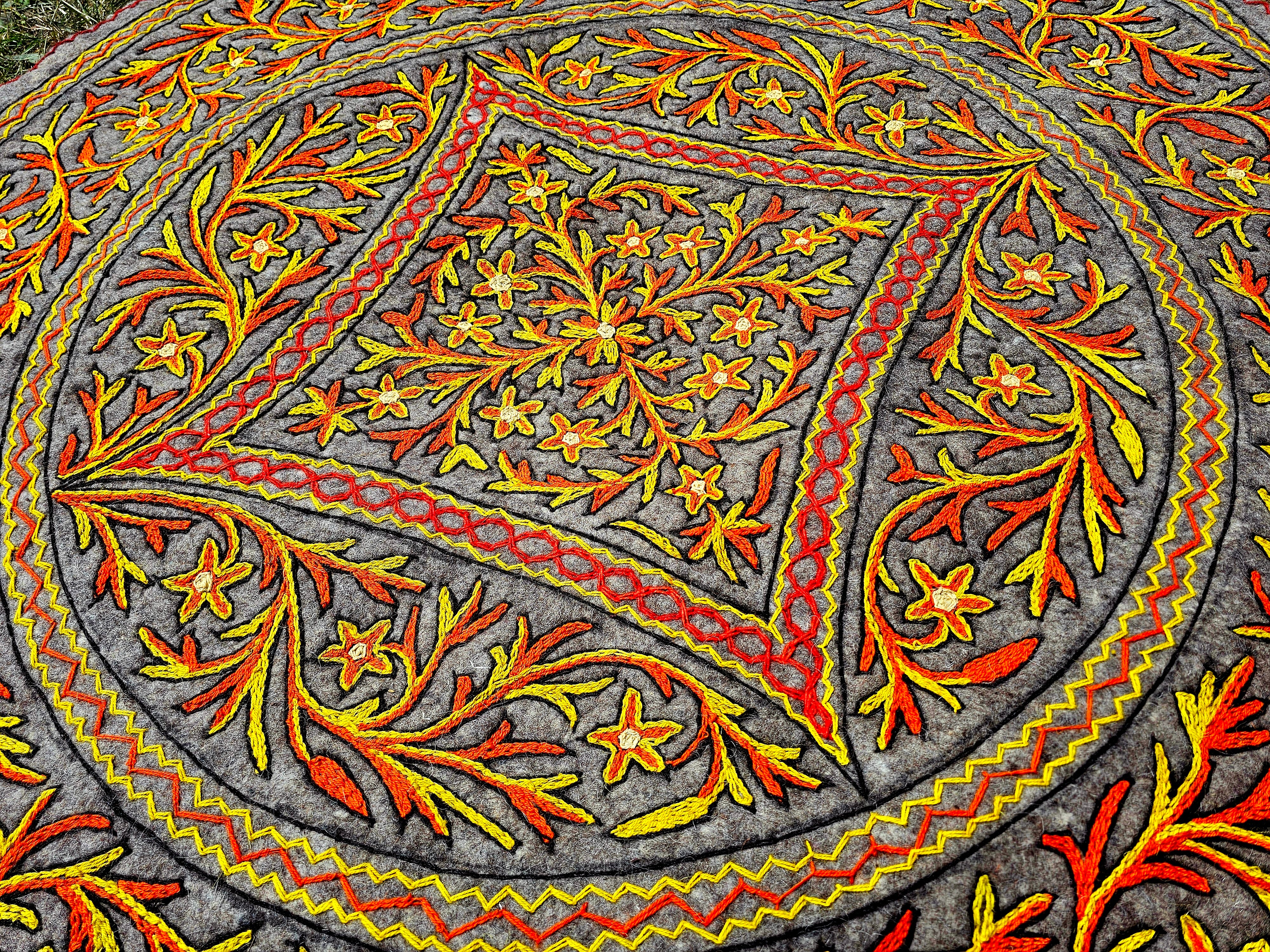 Alfombra redonda Namda de lana natural de 5 pies | afieltrada a mano y bordada - alfombra redonda de Cachemira
