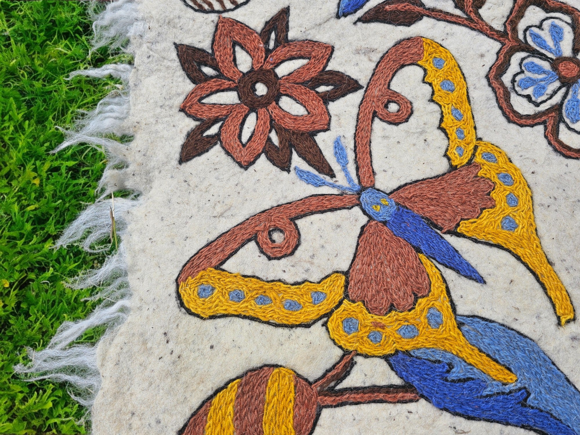 Alfombra de lana Namda "Mariposa" 6x4 | Fieltrada y bordada a mano | Asiento de suelo y alfombra de área bohemio