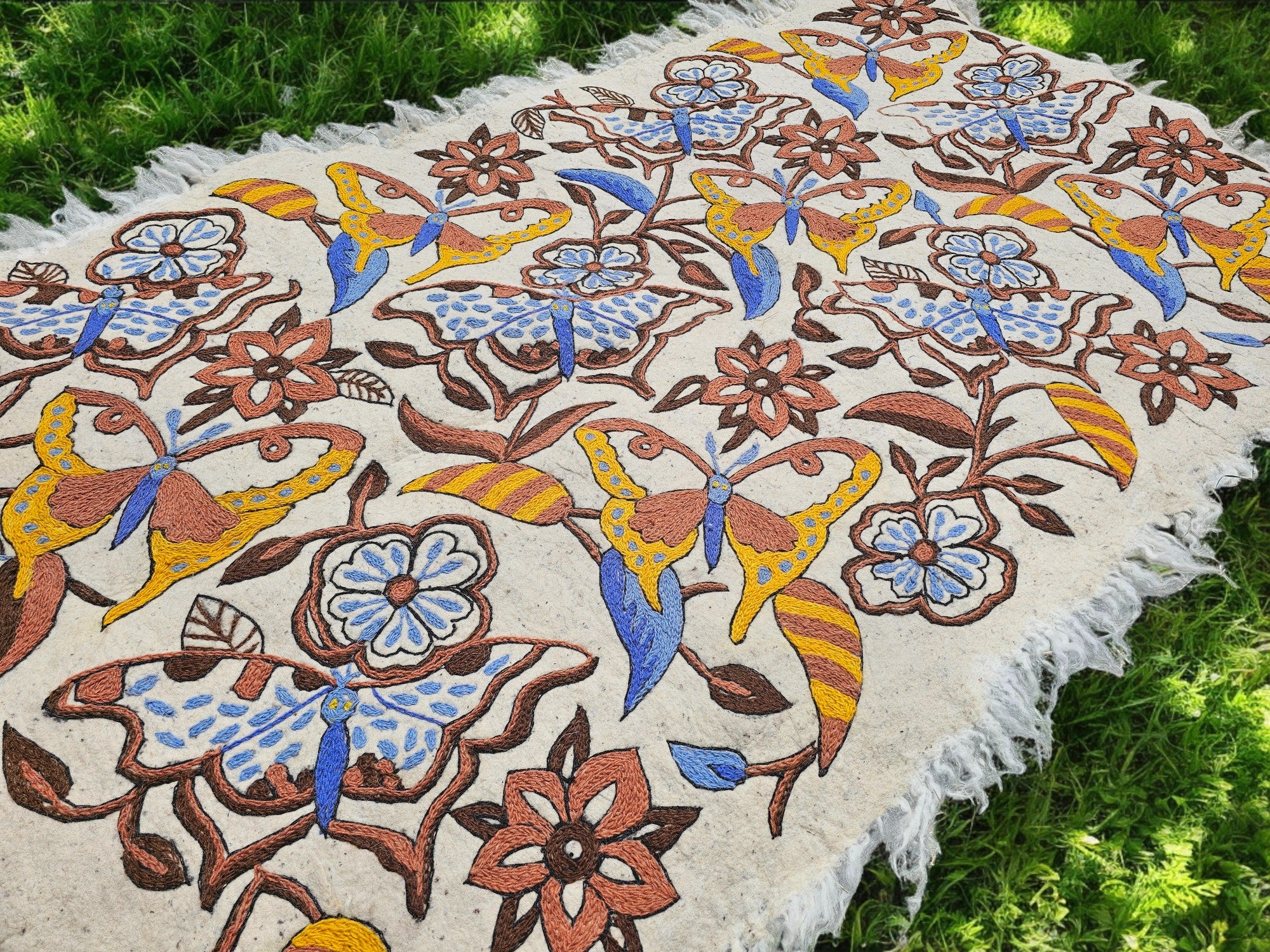 Alfombra de lana Namda "Mariposa" 6x4 | Fieltrada y bordada a mano | Asiento de suelo y alfombra de área bohemio