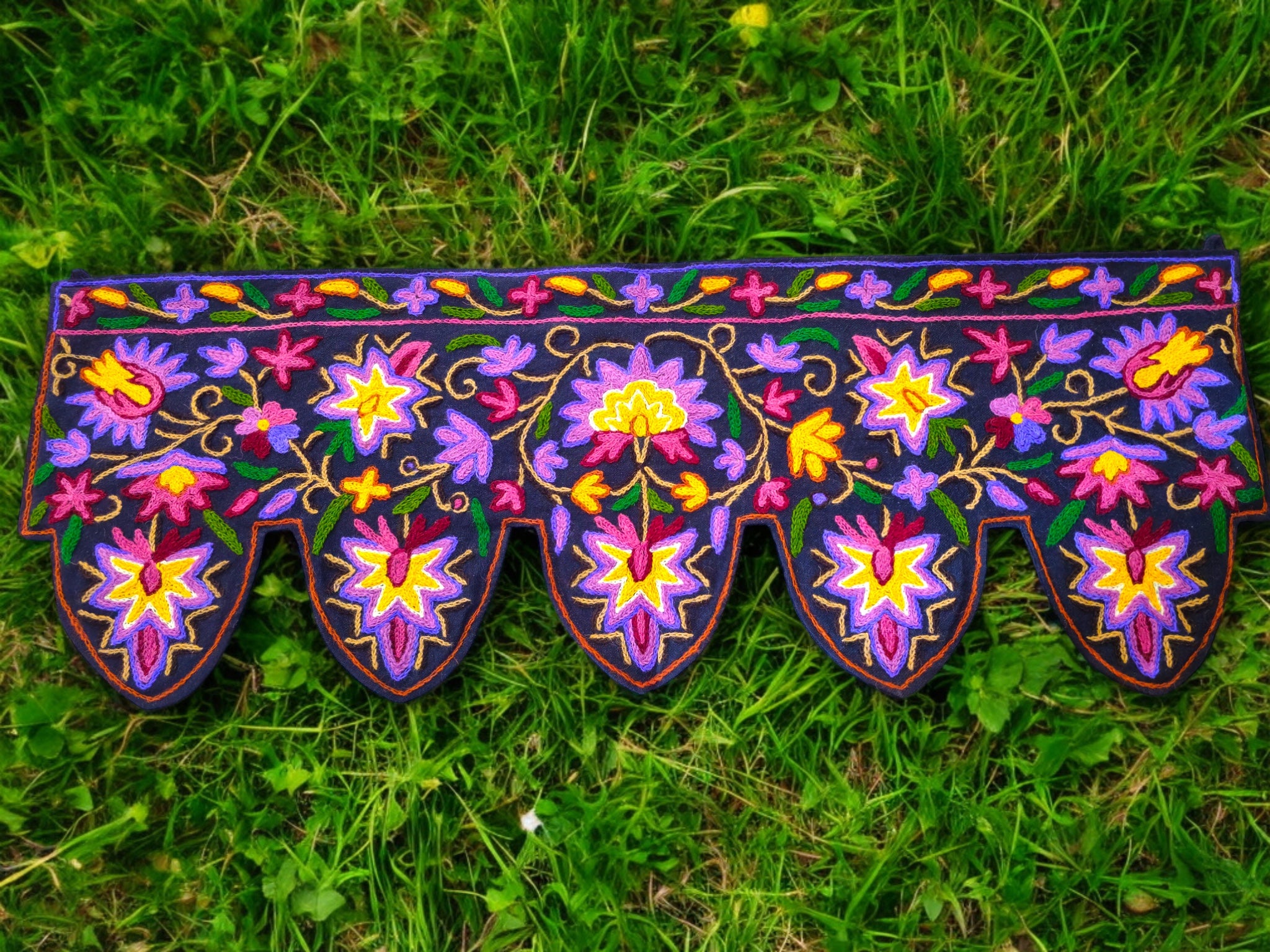 Cenefa de puerta Toran de Cachemira 39" bordada a mano con flores de algodón y lana, bordado Crewel