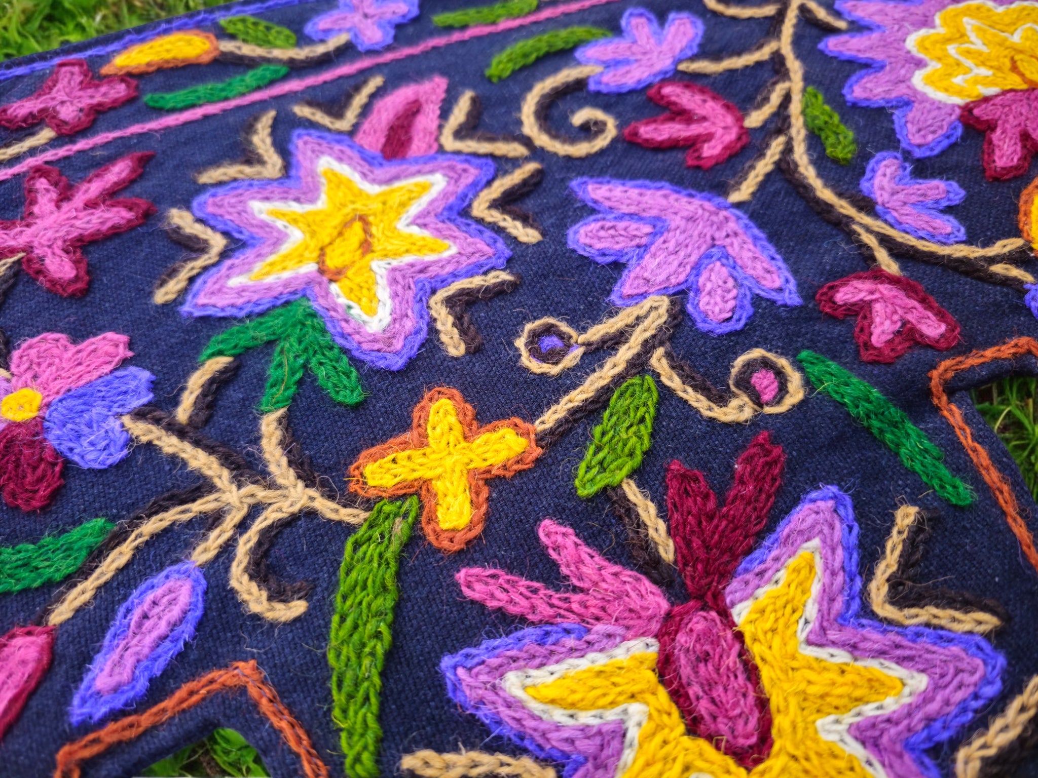 Cenefa de puerta Toran de Cachemira 39" bordada a mano con flores de algodón y lana, bordado Crewel