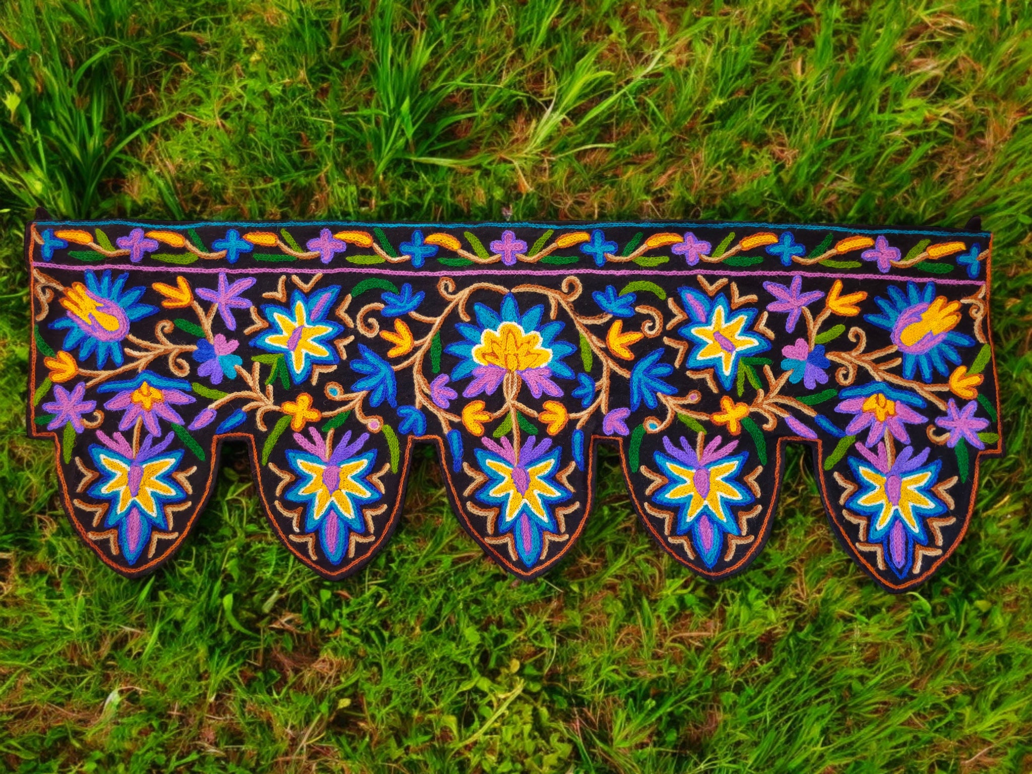 Cenefa de puerta Toran de Cachemira 39" bordada a mano con flores de algodón y lana, bordado Crewel