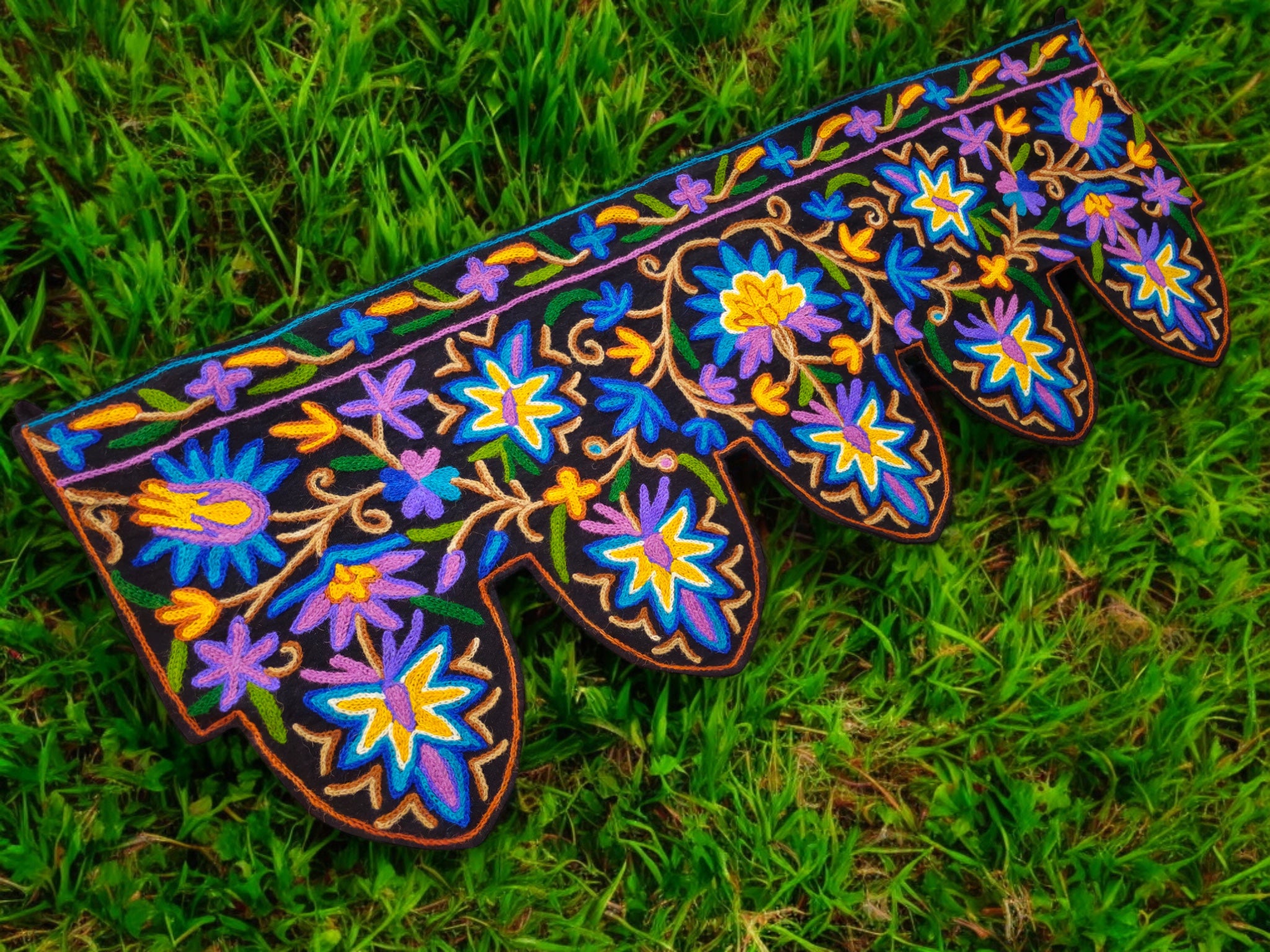 Cenefa de puerta Toran de Cachemira 39" bordada a mano con flores de algodón y lana, bordado Crewel