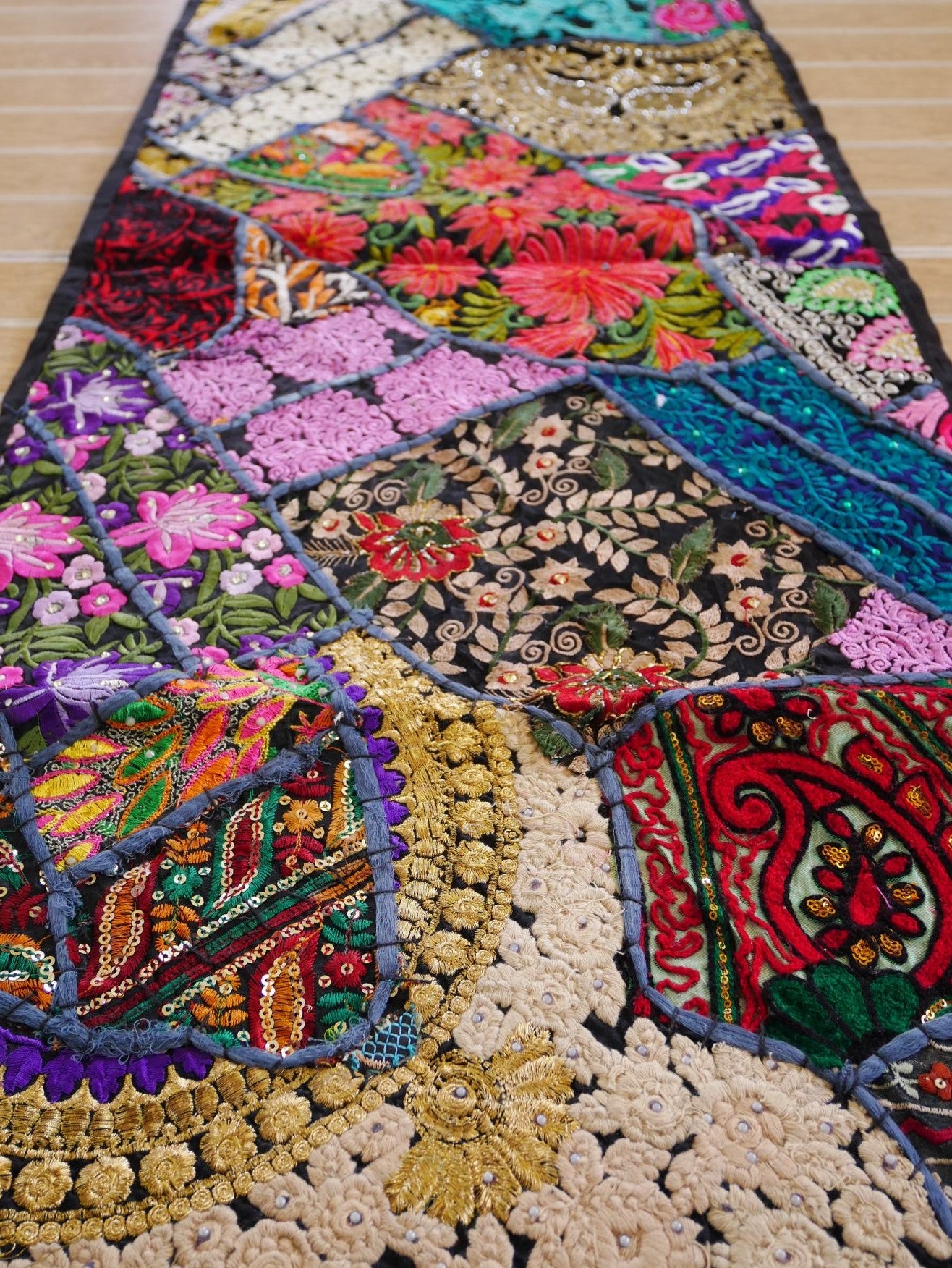 Colgante de pared boho - Tapiz colorido - Camino de mesa vintage de patchwork de sari