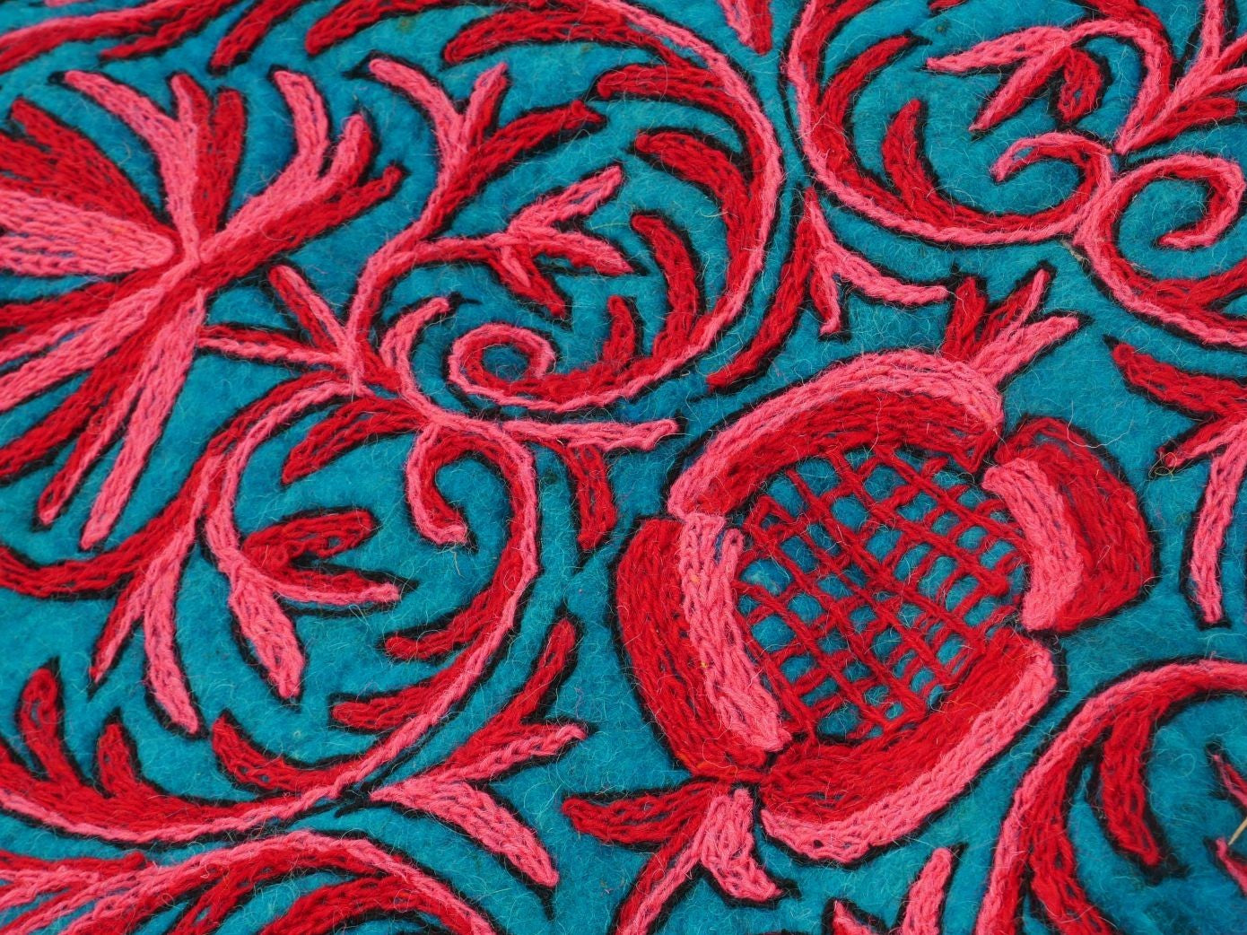 Alfombra redonda de lana de 5 pies "Mandala de flores" Namda | Alfombra de área bohemia de Cachemira fieltrada y bordada a mano