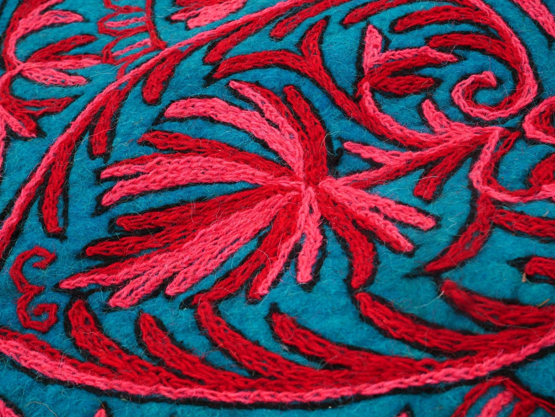 Alfombra redonda de lana de 5 pies "Mandala de flores" Namda | Alfombra de área bohemia de Cachemira fieltrada y bordada a mano