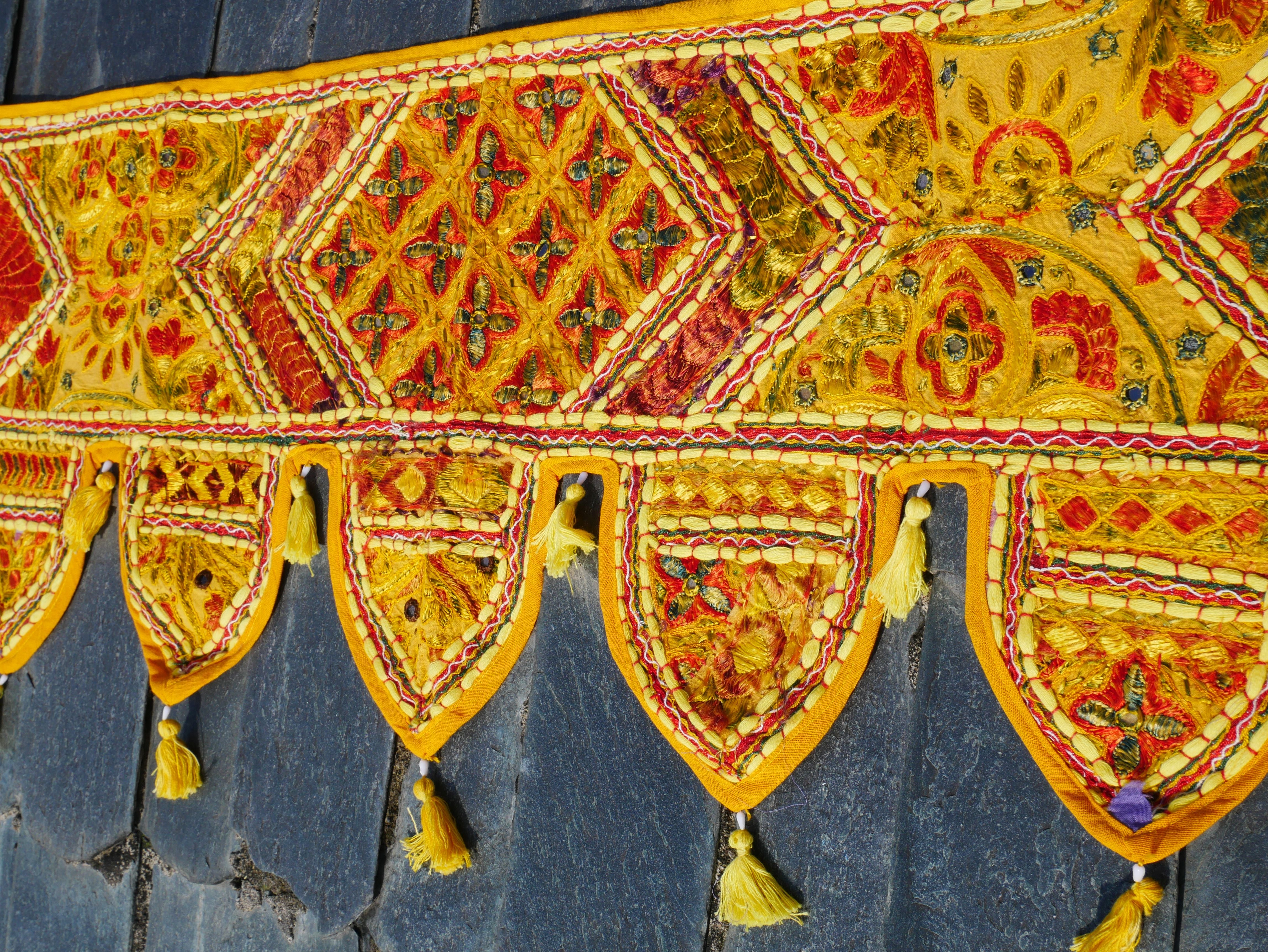 Toran bordado - Tapiz indio para puerta - Cenefa bohemia para ventana amarilla, roja o morada