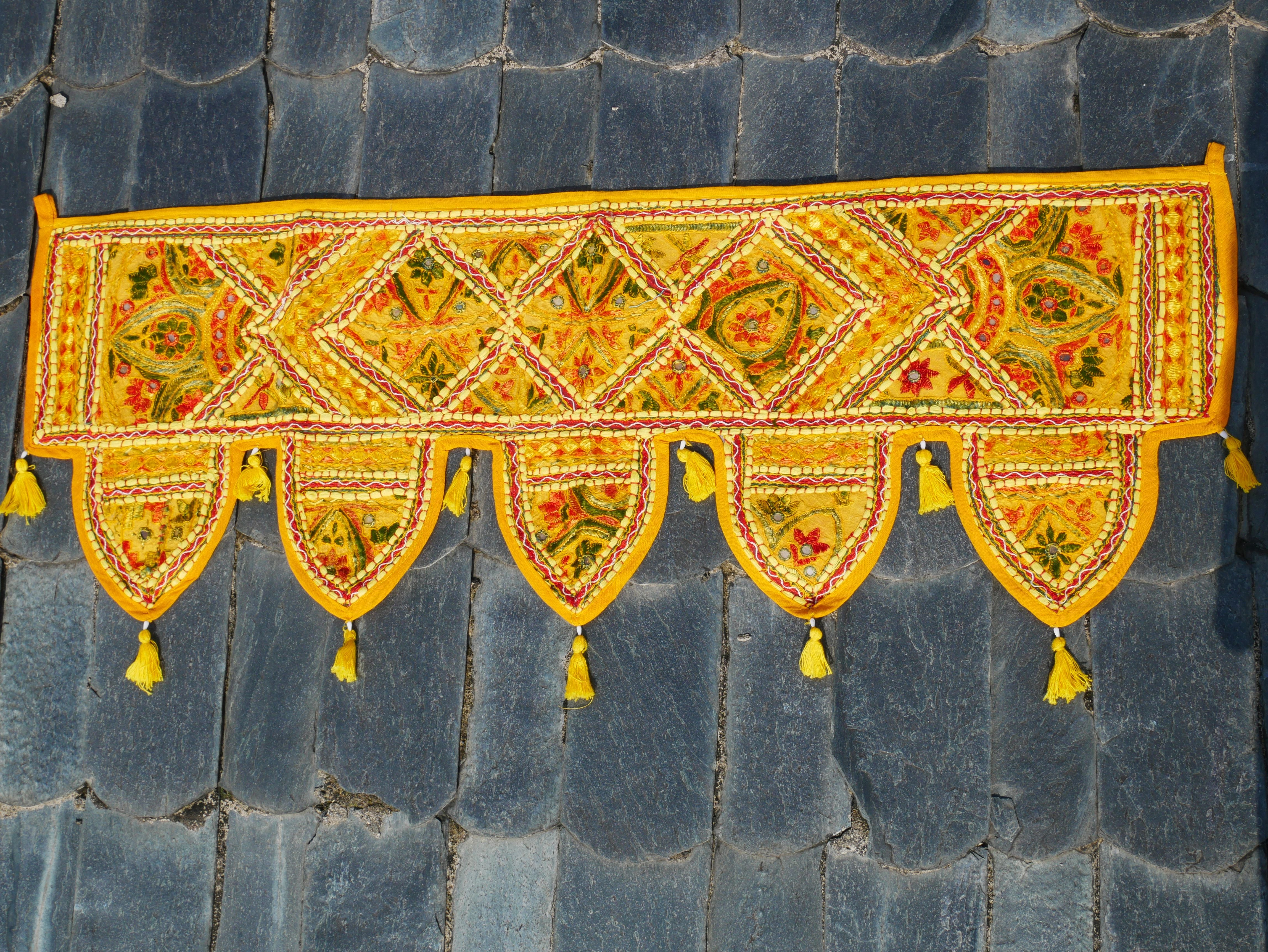 Toran bordado - Tapiz indio para puerta - Cenefa bohemia para ventana amarilla, roja o morada