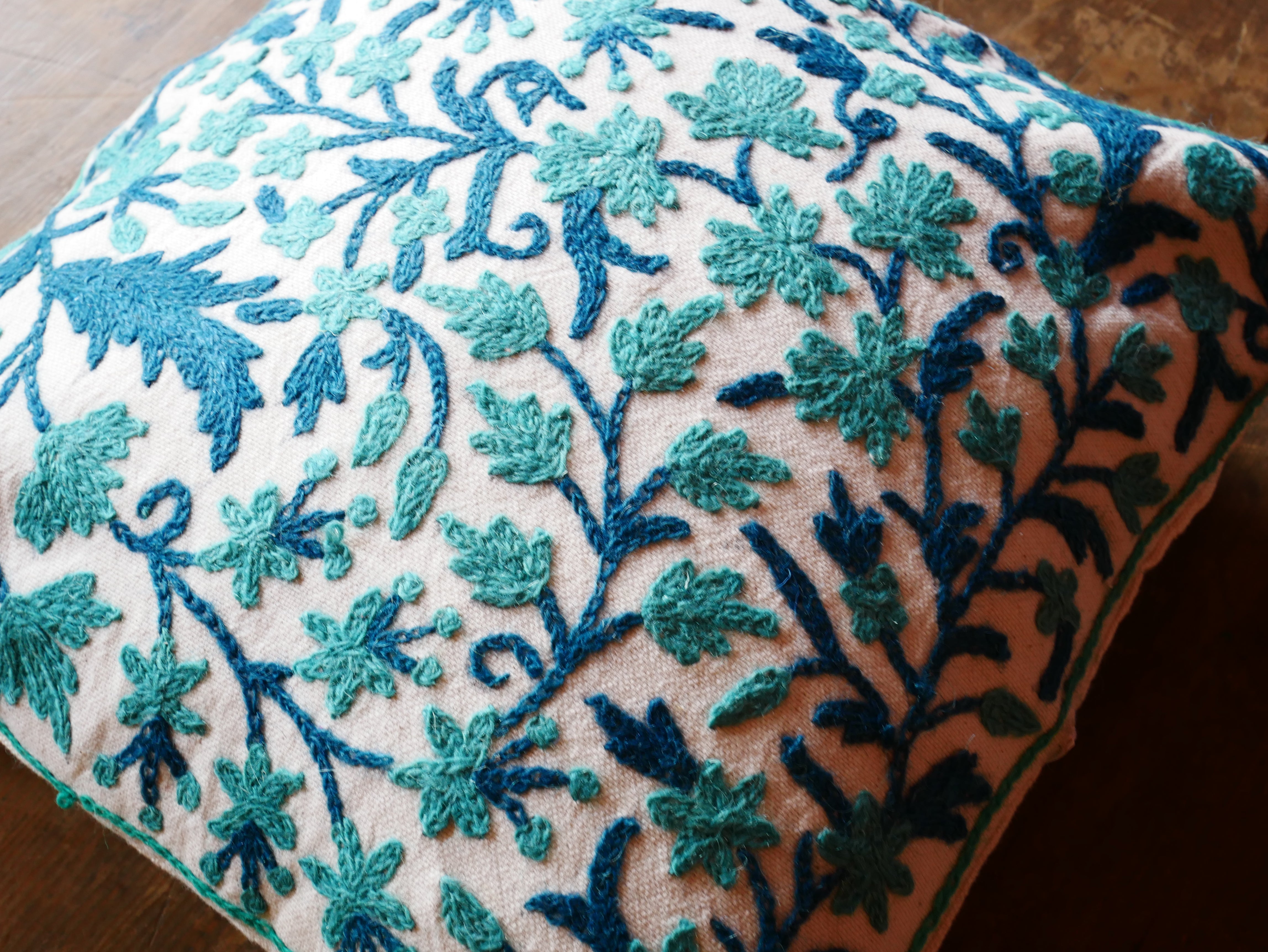 Almohada bordada Funda de cojín Kashmiri Crewel: Hecha a mano por artesanos 16x16 pulgadas